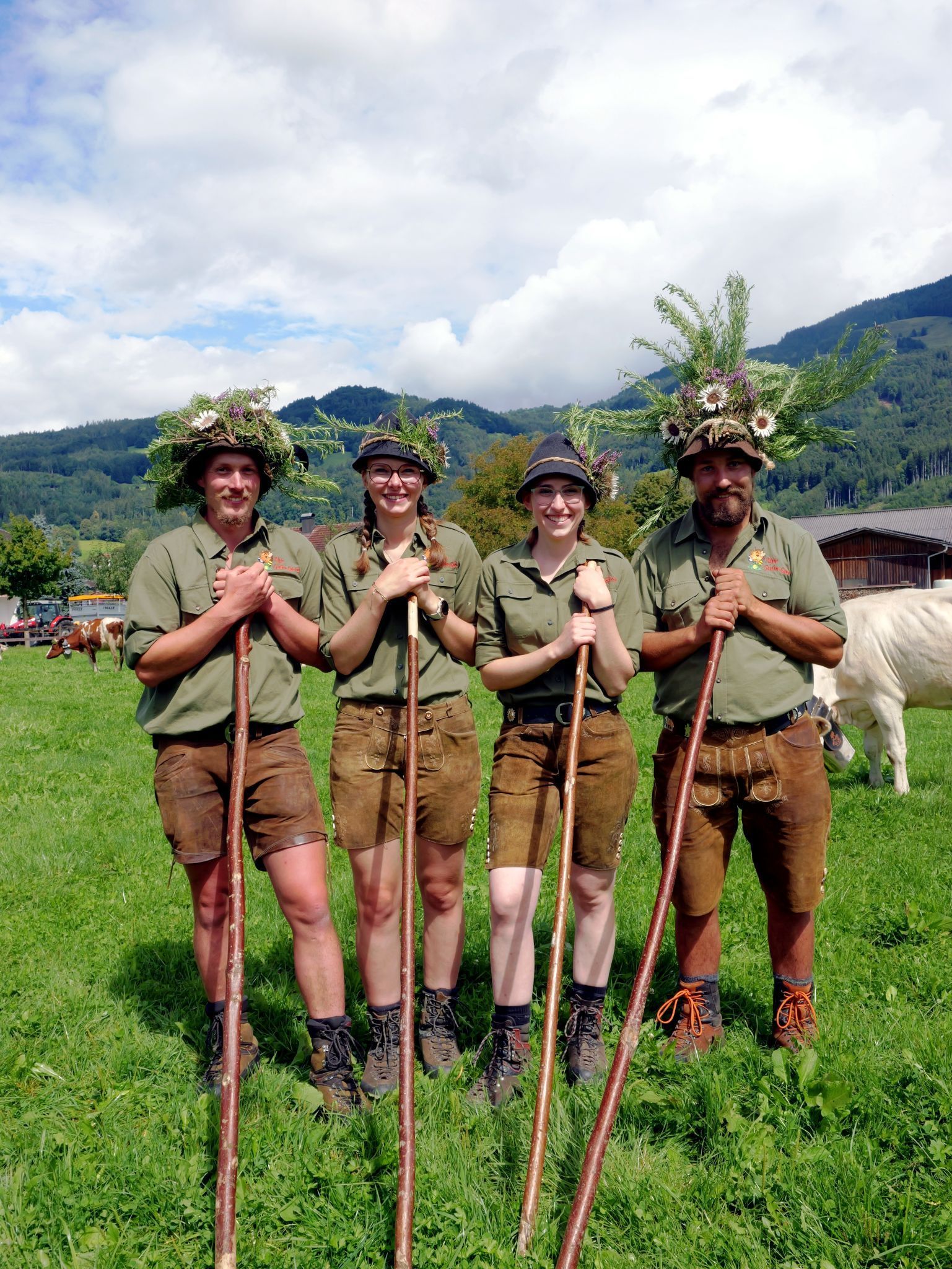 Stolz präsentierten sich die Älpler im Dorf.