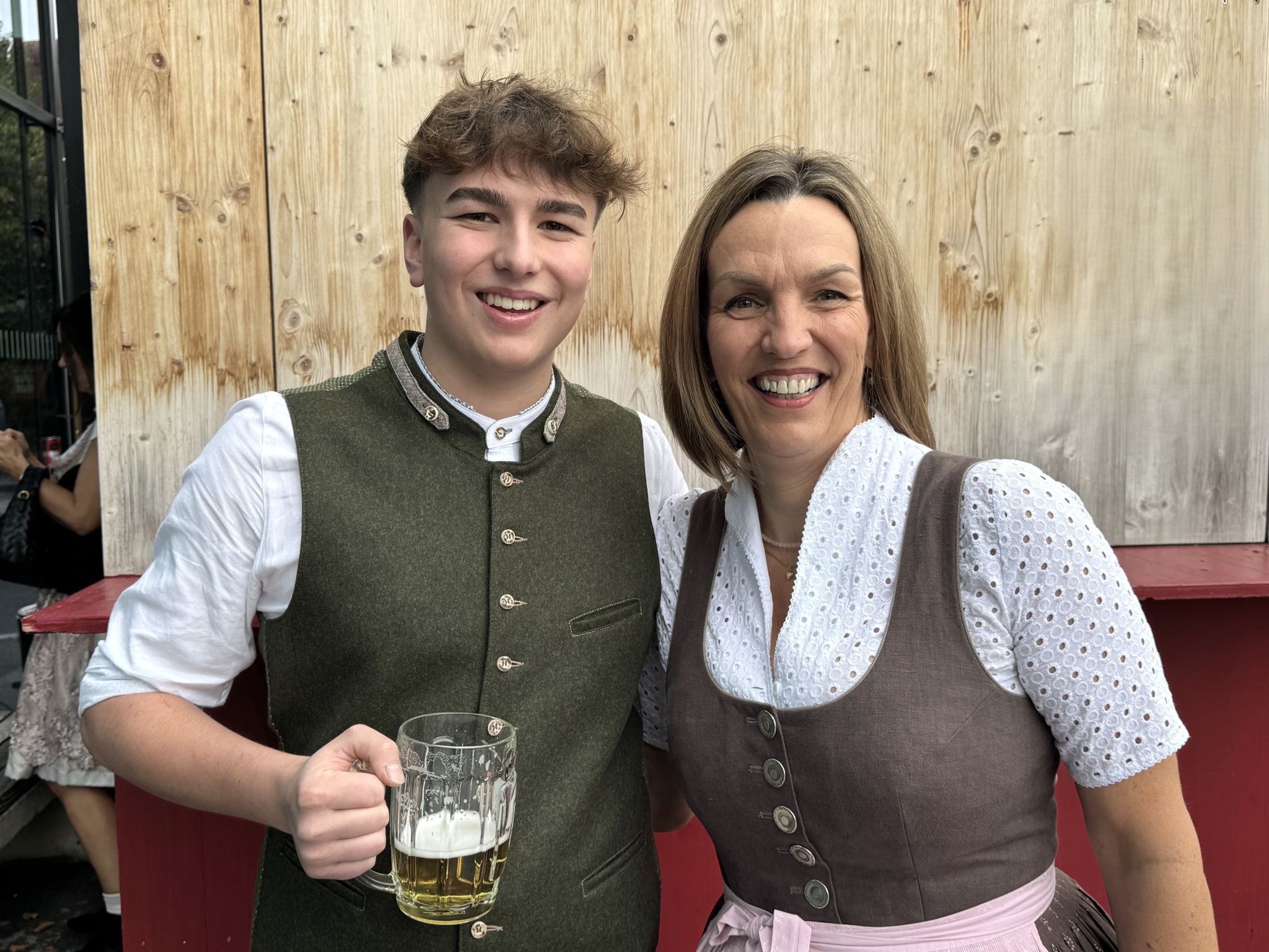 Karoline Mätzler (Carla) mit Brauerlehrling Tobias Mang.