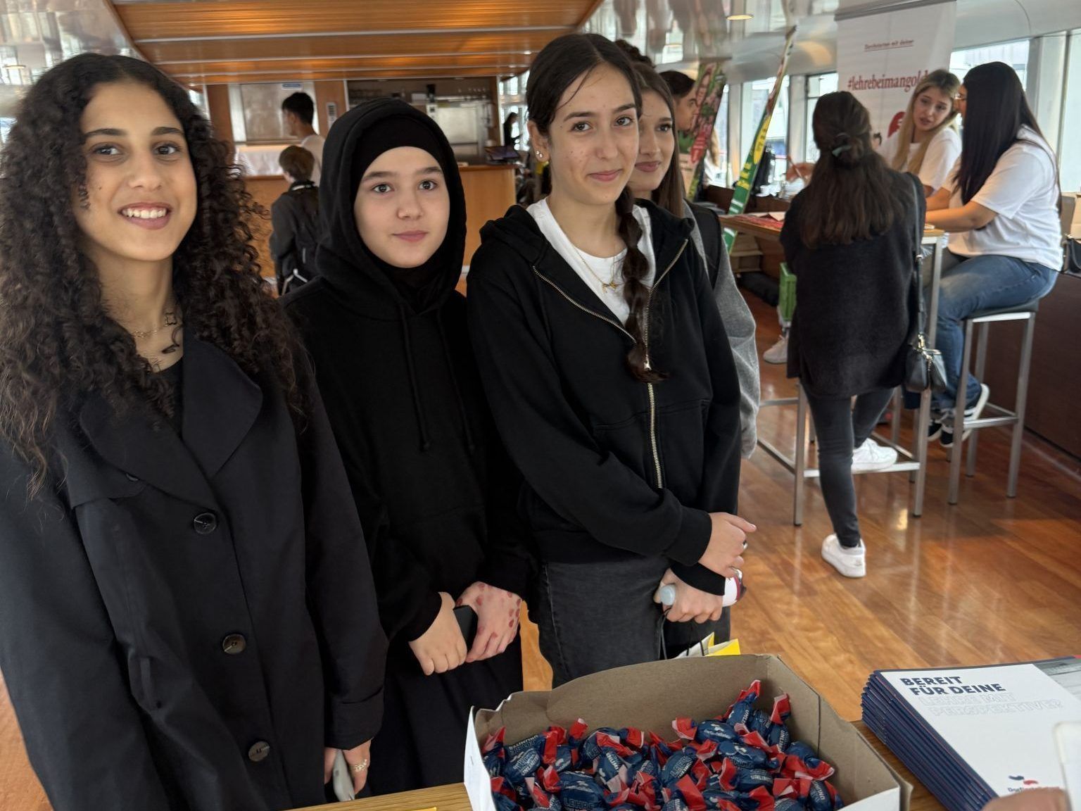 Zahra Mahmud Alsaka, Hadische Daudova, Kayra Balta beim Infostand Fa. Dorfinstallateur