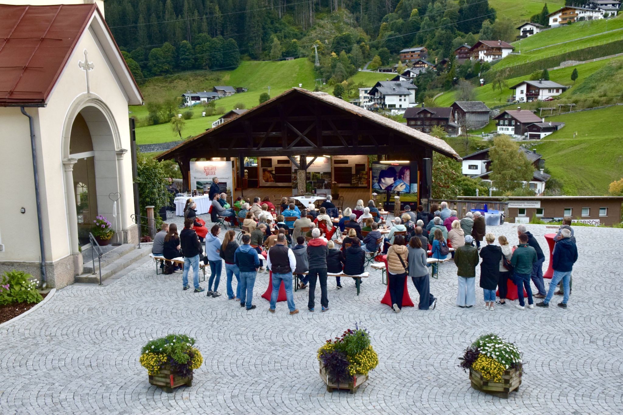 Die Veranstaltung fand am renovierten Gaschurner Kirchplatz, bei der Tanzlaube statt.
