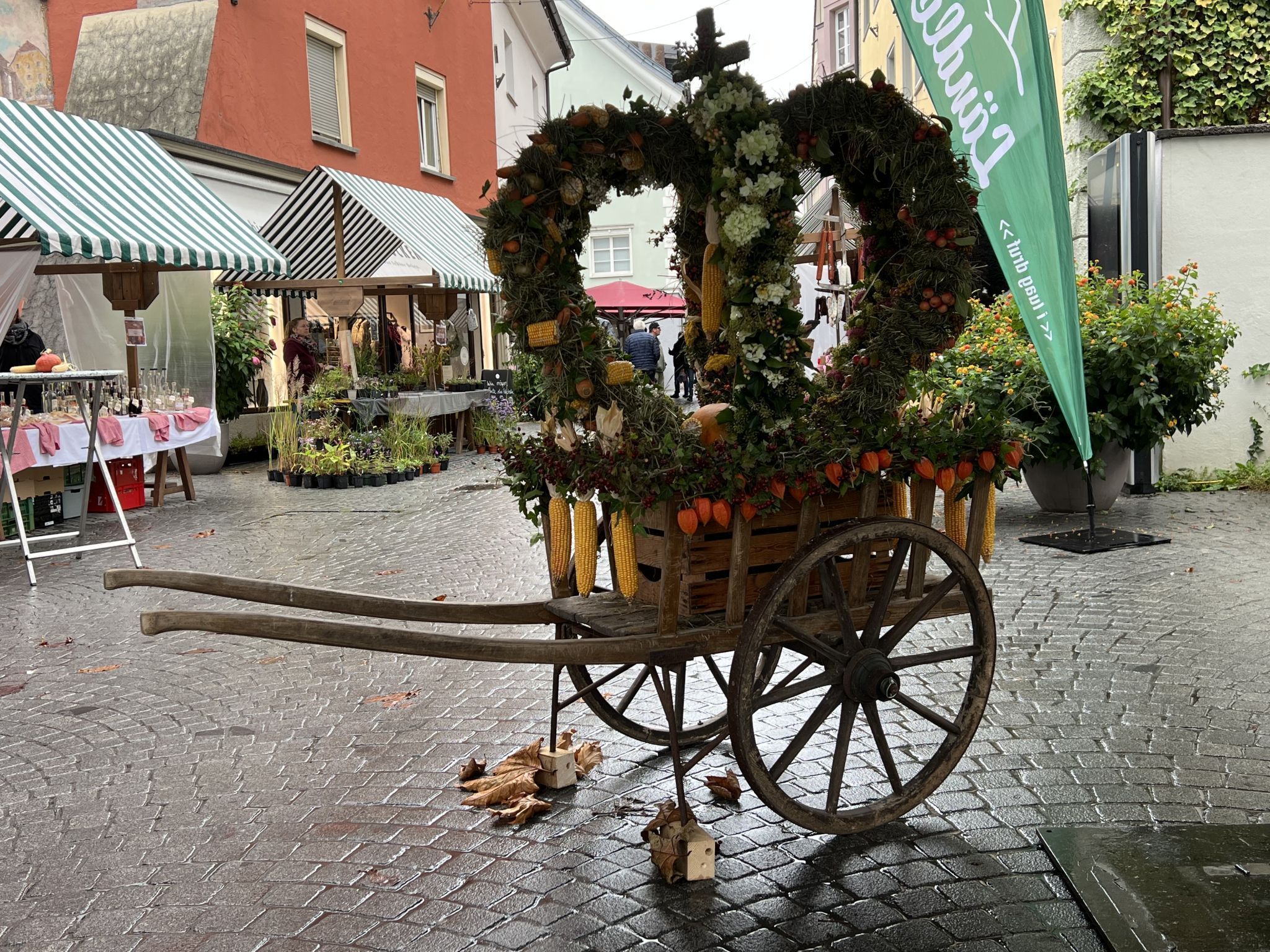 Die Erntedankkrone symbolisiert den Dank für die Ernte und die Abhängigkeit von der Natur.