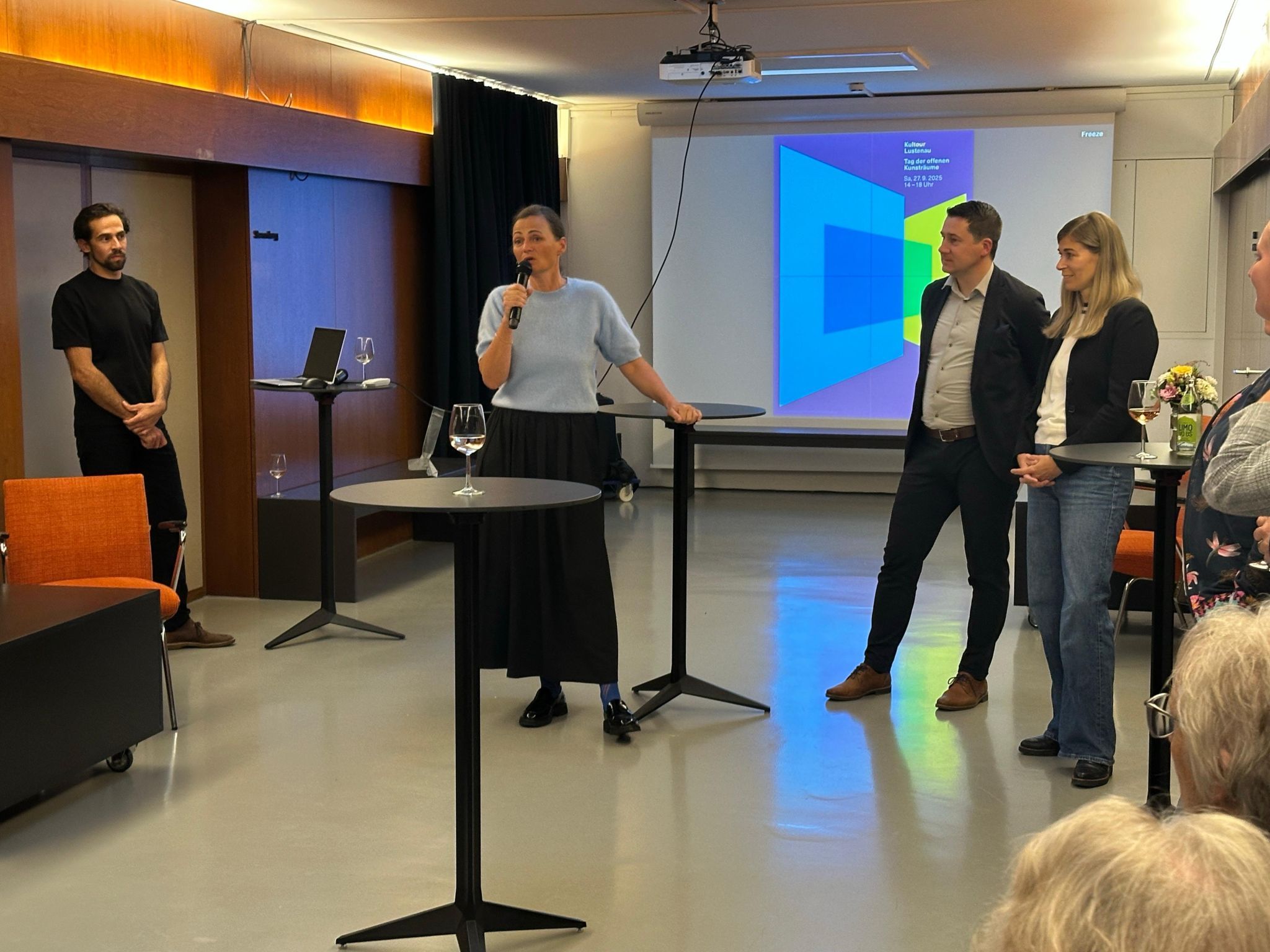 Kulturamtsleiterin Nina Fritsch begrüßte mit Bürgermeister Patrick Wiedl und Kulturgemeinderätin Nadine Peschl alle Künstlerinnen und Künstler beim ersten Vernetzungstreffen im DOCK 20.
