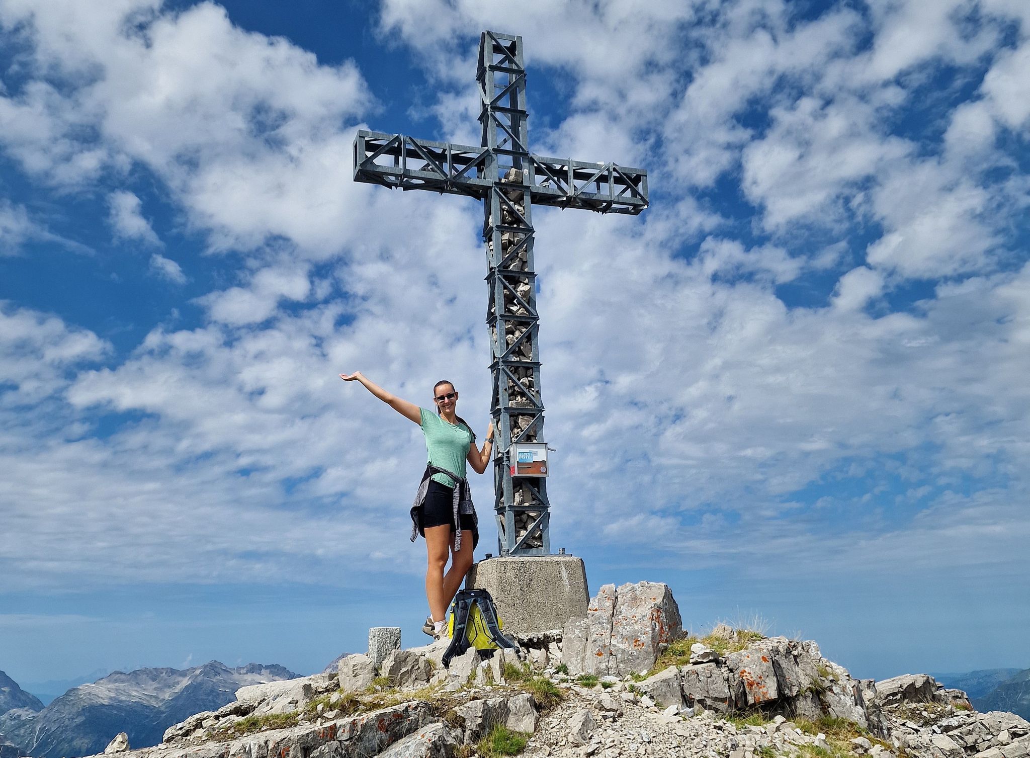 Die Gipfelstürmerin auf der Rüfispitze. Wandern zählt zu Stefanies Freizeitbeschäftigungen. PRIVAT