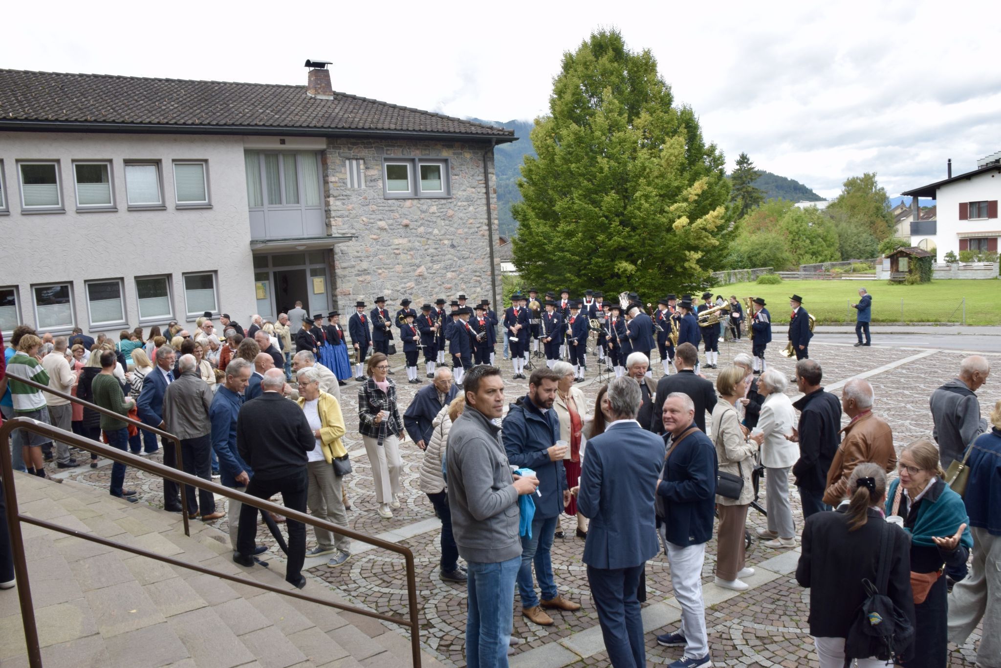 Der Kirchplatz der Heilig-Kreuzkirche während der Agape.