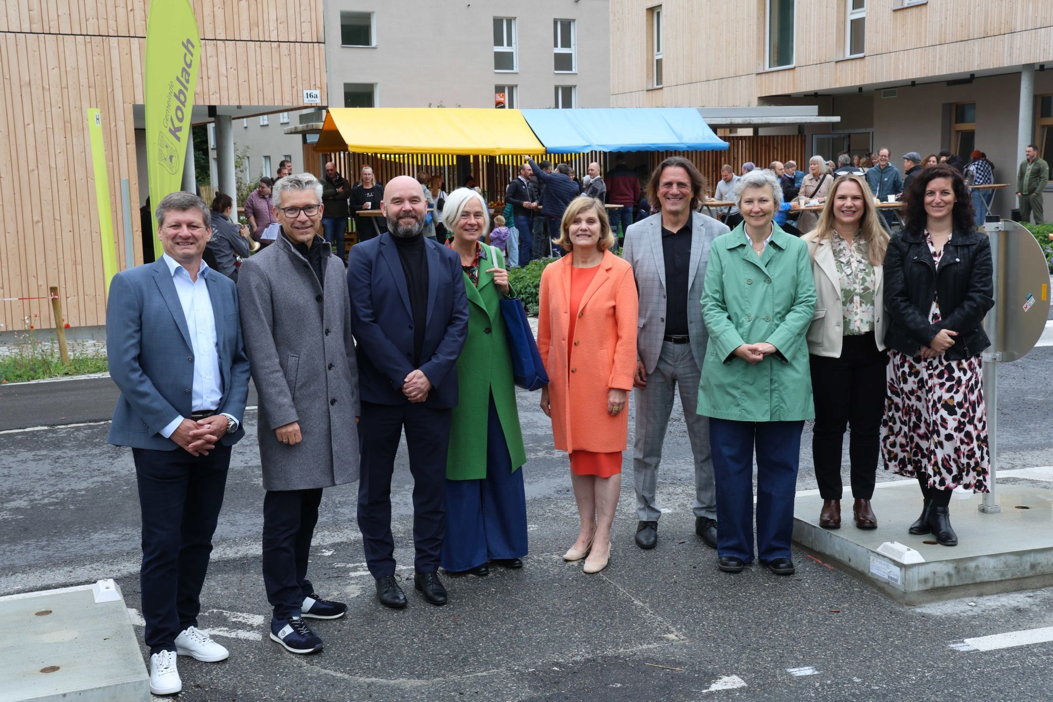 Albert Ellensohn (Wilhelm + Mayer), Thomas Schöpf (Wohnbauselbsthilfe), Architekt Richard Scheich (feld72), LR Barbara Schöbi-Fink, Bgm. Gerd Hölzl, Pfarr-Gemeindeleiterin Theresa Wegan, Daniela Ritter und Ramona Metzler.
