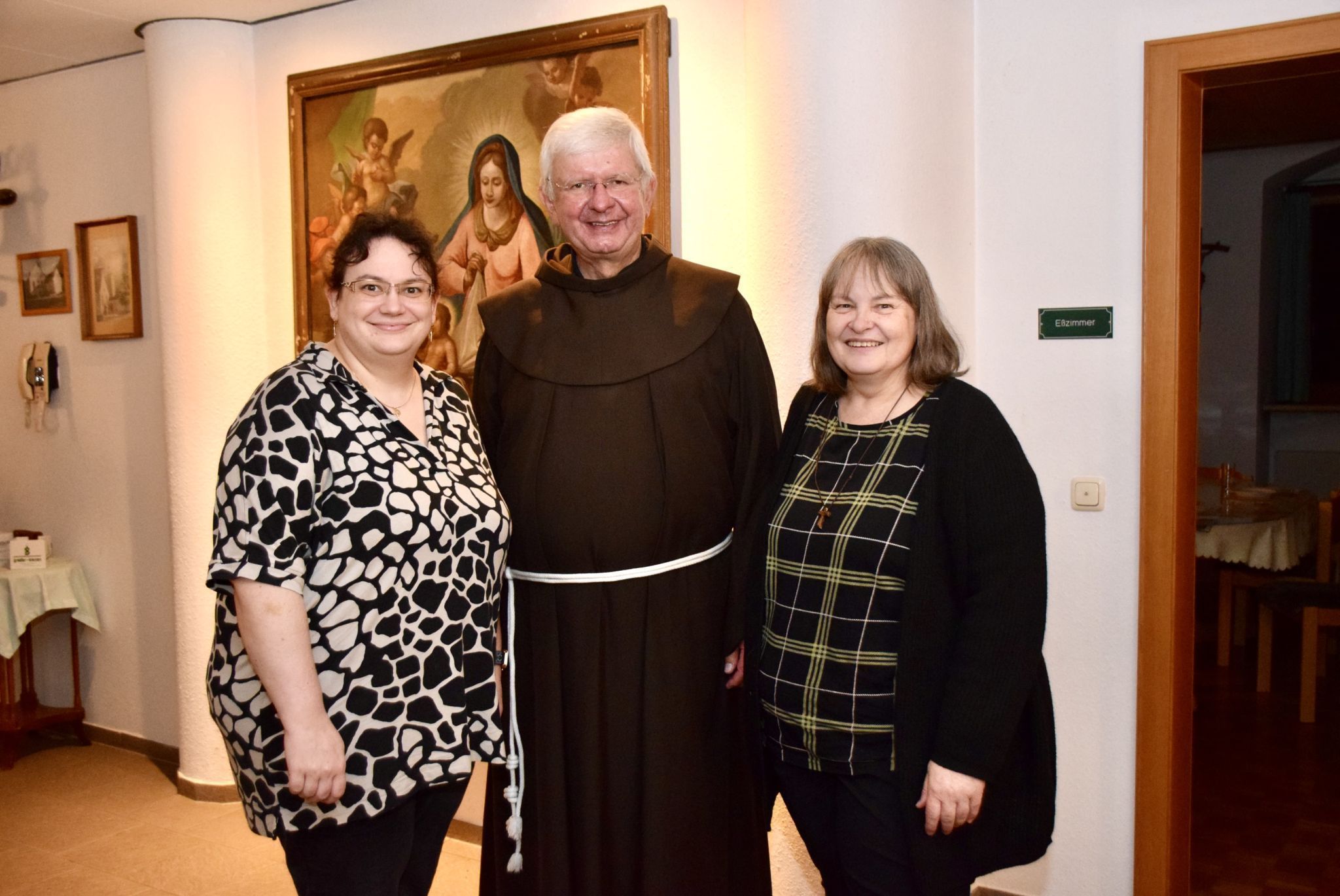 Pater Adrian mit Claudia Märk (l.) und ihrer Mutter Silvia Märk.