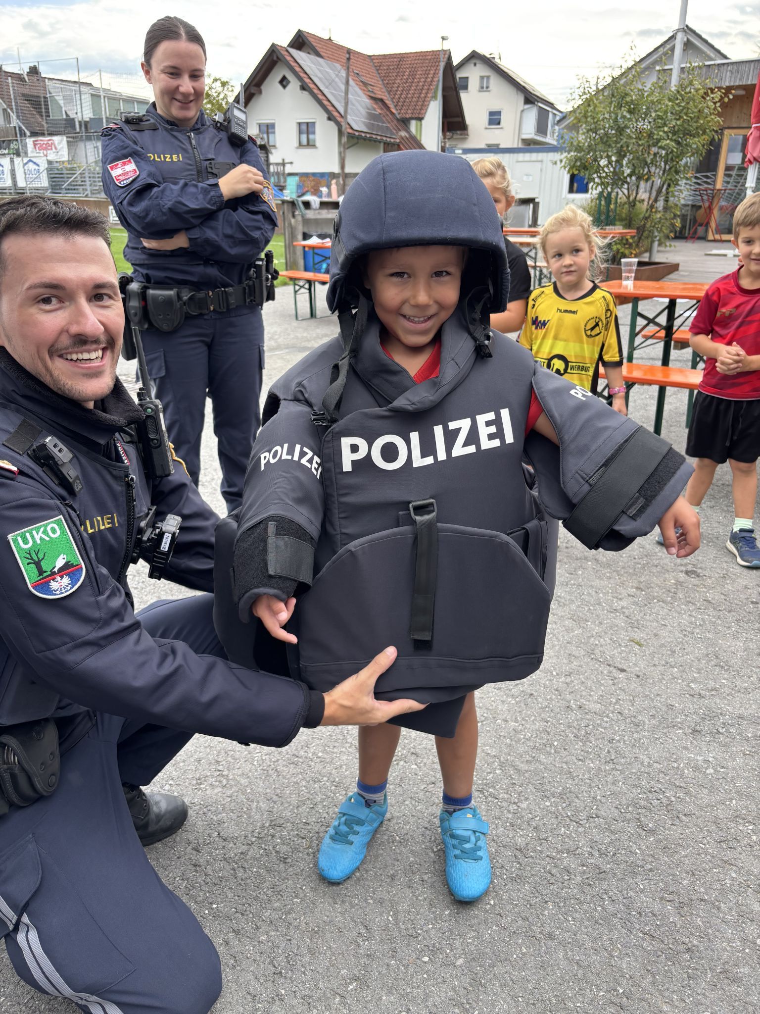 Jonathan probierte beim Besuch der Polizei gleich einmal eine Weste aus. 