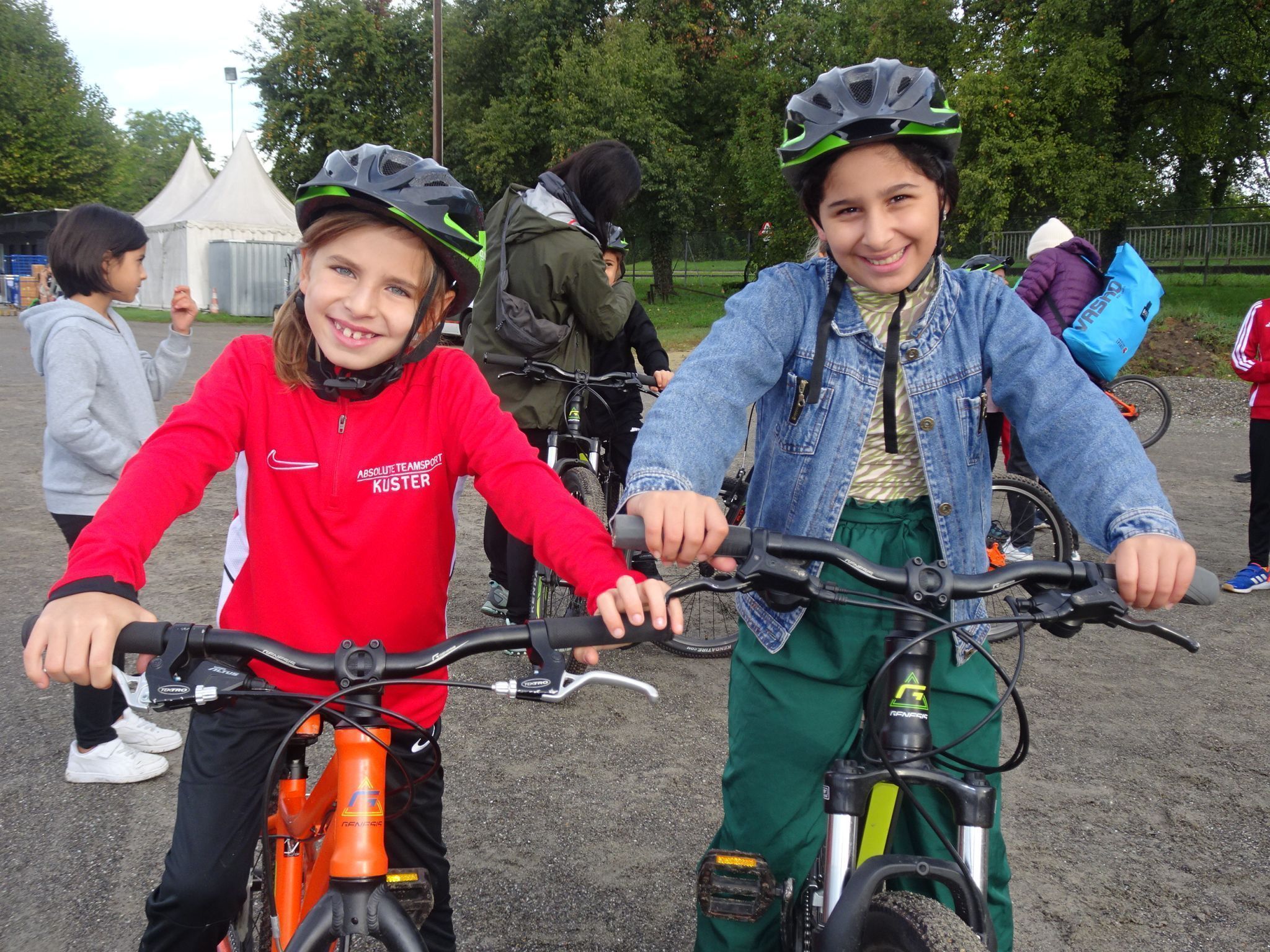Lina und Aseenat hatten viel Spaß beim Aktionstag, der Kinder in Bewegung brachte. 