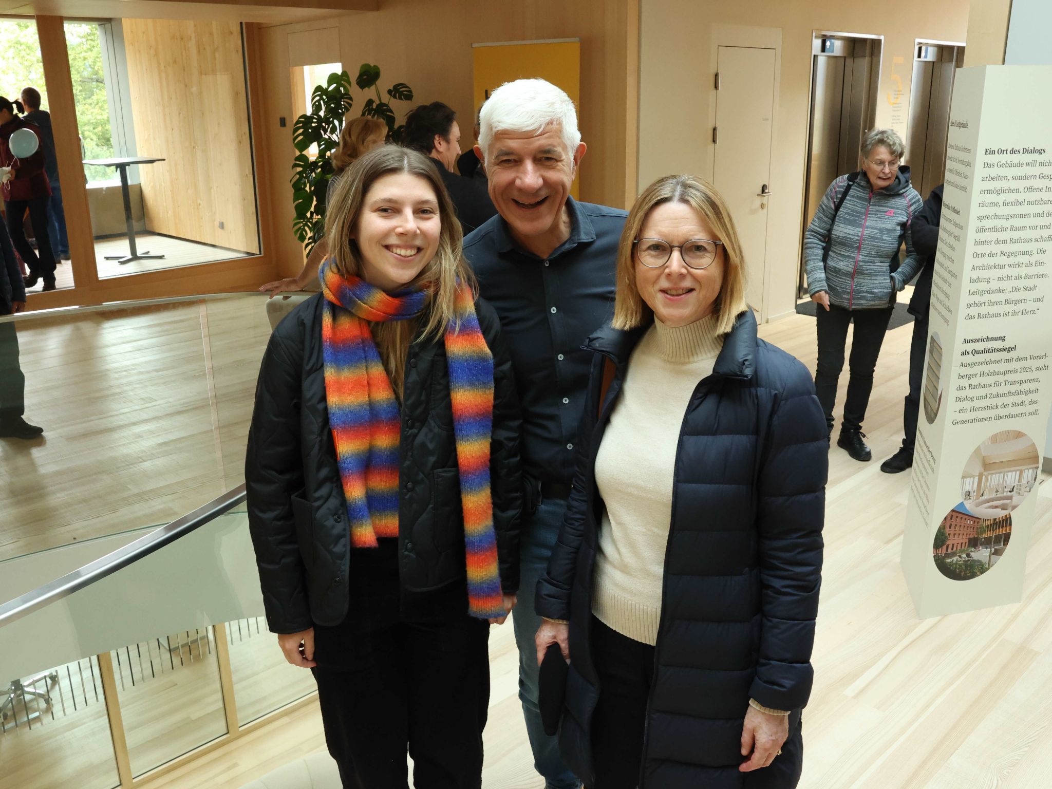 Holzwirtschaftsexperte Thomas Ölz mit Anna (l) und Silvia.