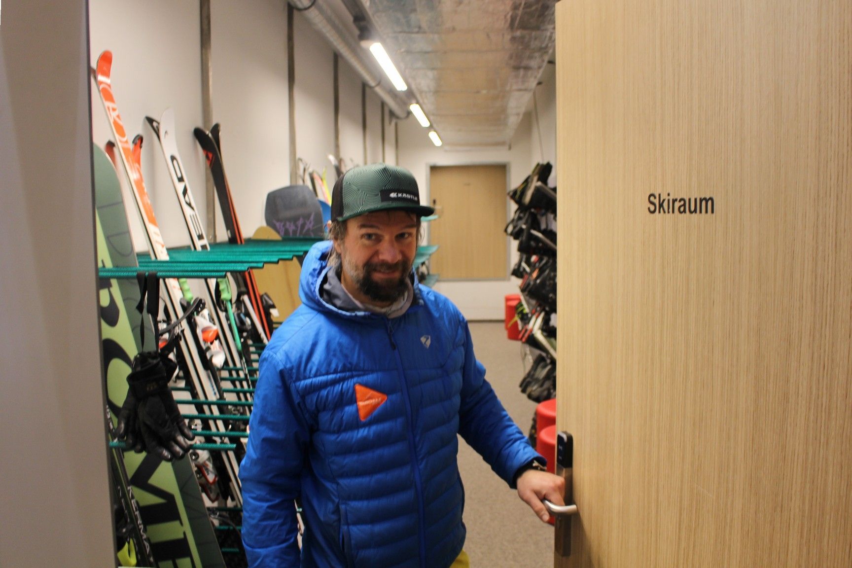 Der Skiraum der Skischule wird im Sommer als Trockenraum für Schuhe und Wanderausrüstung der Urlaubsgäste umfunktioniert.