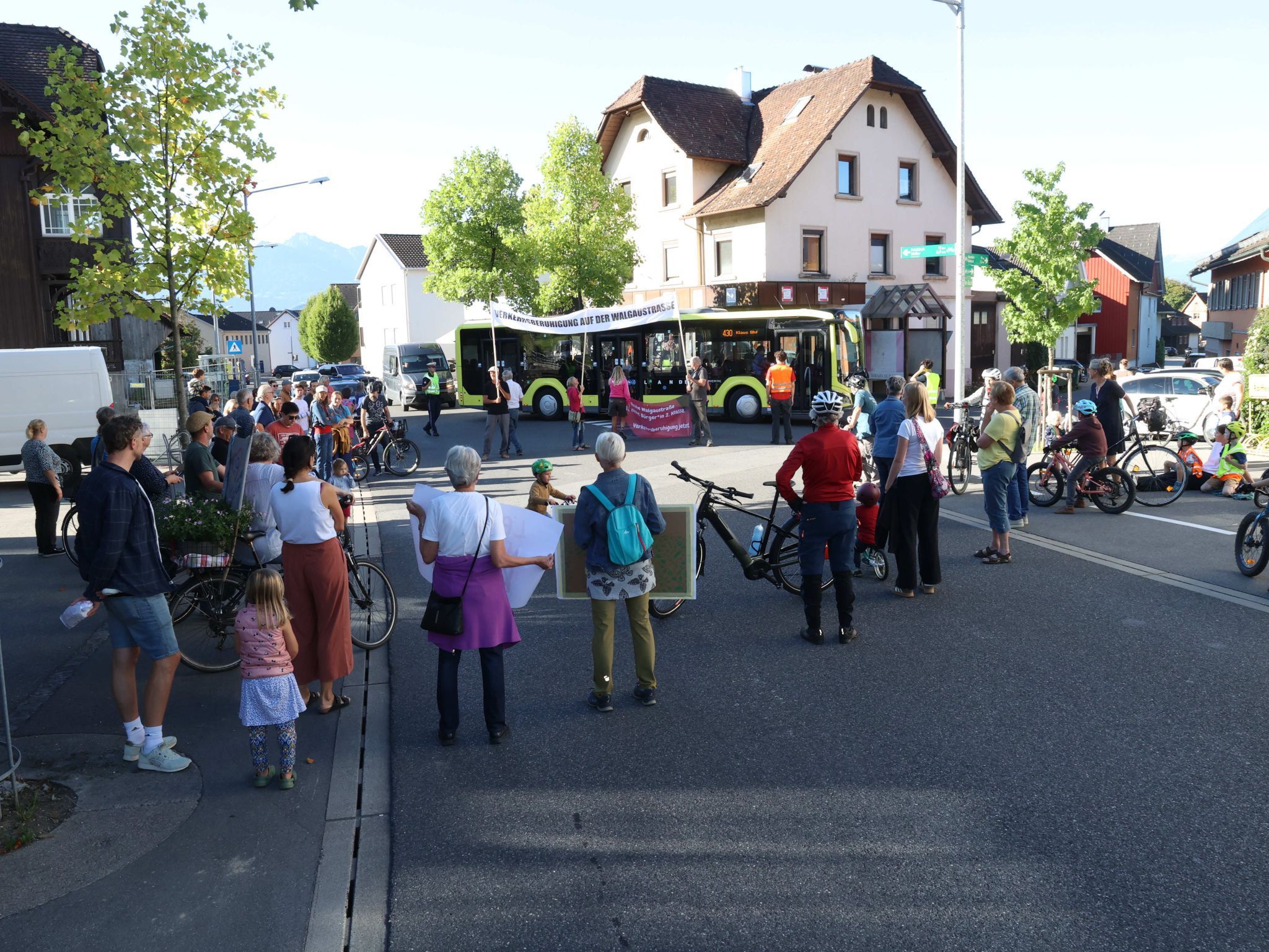An der Kundgebung nahmen etwa fünfzig Erwachsene und eine Schar großteils kleiner Kinder teil.