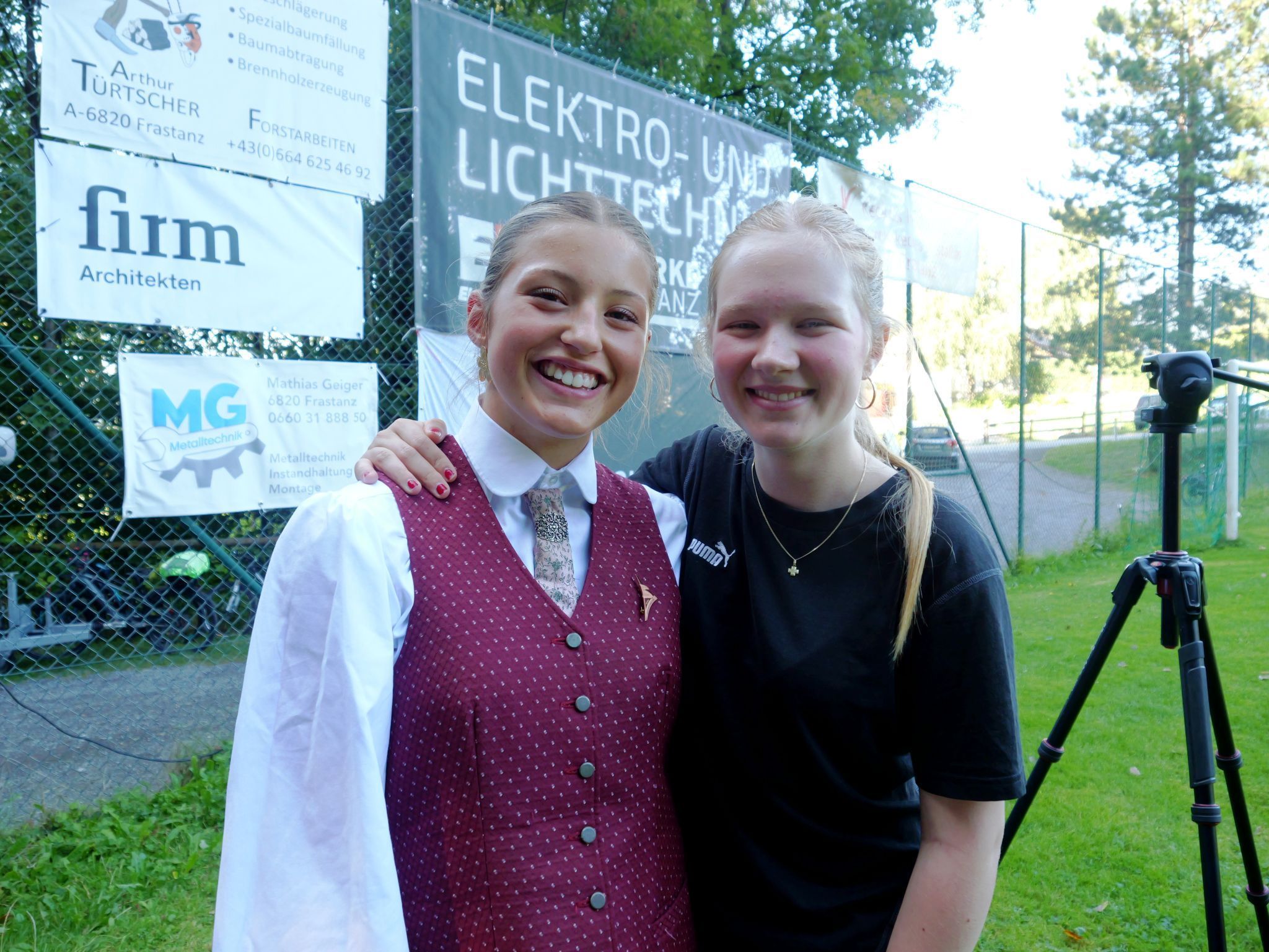 Florentina und Jana genossen das Fest musikalisch und kulinarisch.