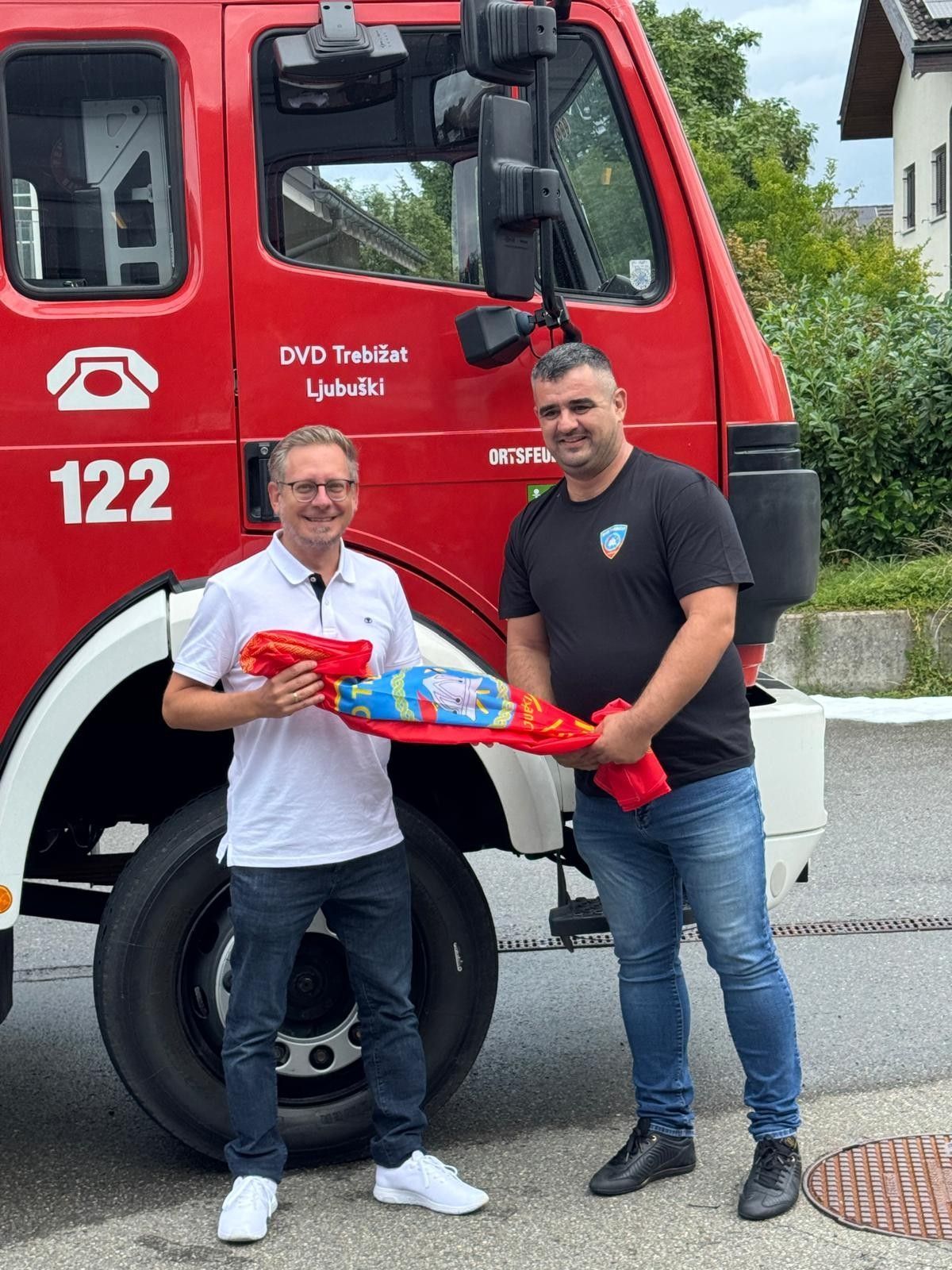 Sulz Bürgermeister Michael Schnetzer mit einem Vertreter aus Ljubuski.