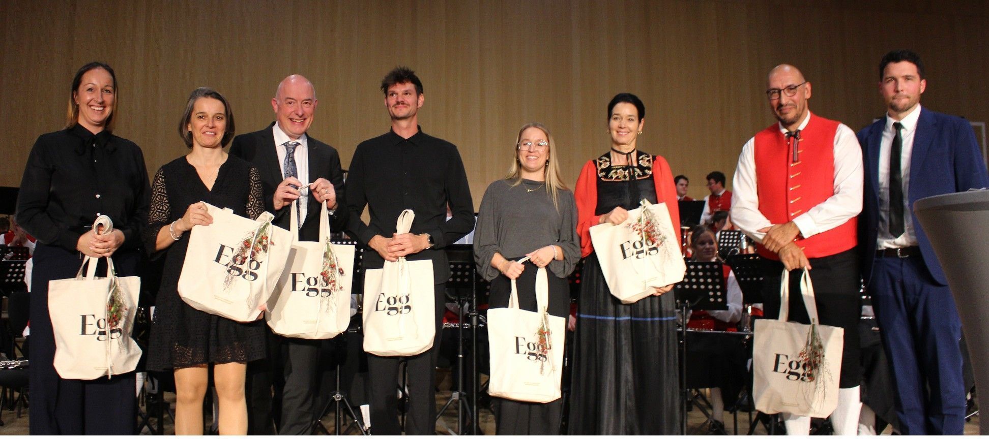 Mit einer Egg-Tasche bedankte sich Bürgermeister Marc Meusburger bei den Hauptakteuren des Abends - Gaby Fetz, Simone Voppichler, Ariel Lang, Jodok Lingg, Sanne Barelds, Elisabeth Marxgut und Ricardo Döringer.     