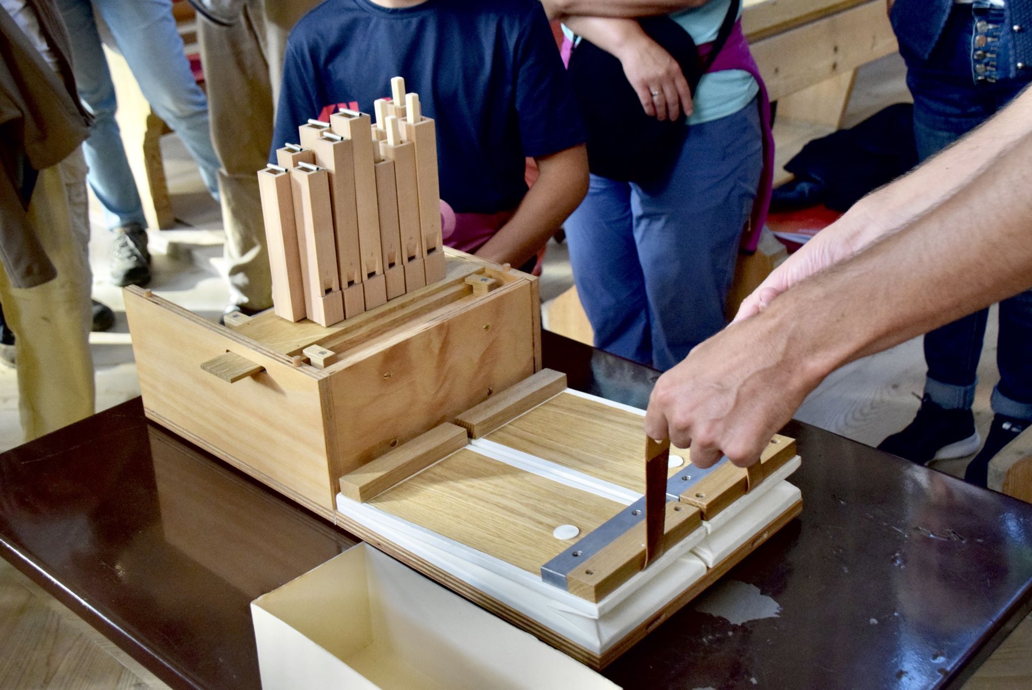 Ein bayerischer Orgelbauer schuf dieses Orgelmodell im Auftrag des Vorarlberger Kirchenmusikreferenten Bernhard Loss.