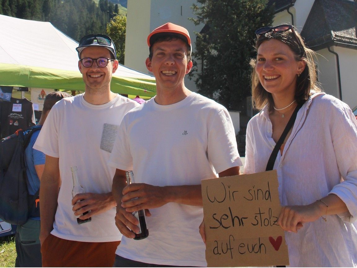 Weil Anfeuern unterwegs natürlich nicht möglich ist, werden die Seven-Summits-Helden im Ziel umso herzlicher empfangen.