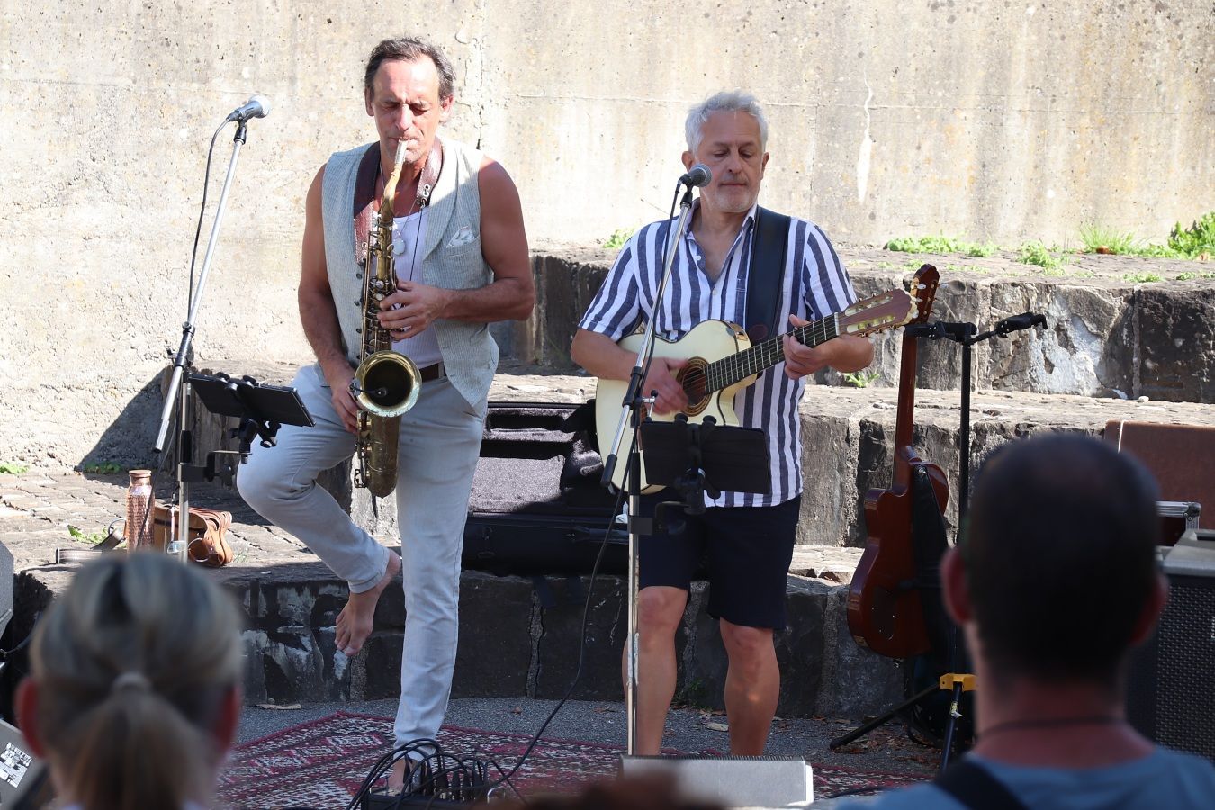 Harald Kräuter und Thomas Vigl spielten auf dem Schulplatz in Bildstein. (Foto: WAM)