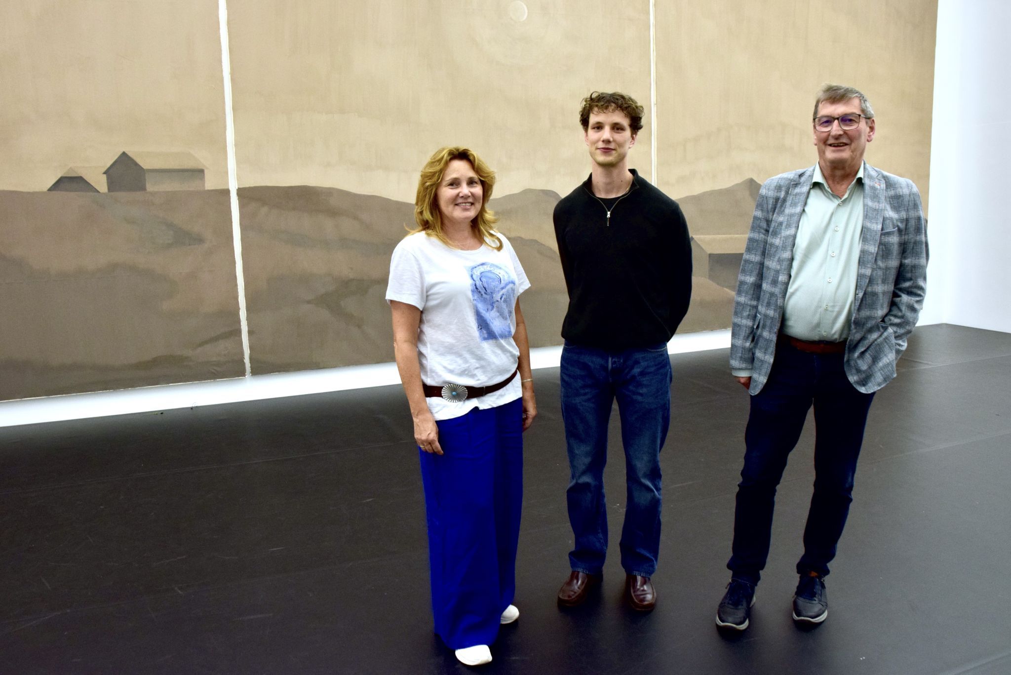 Die Leiterin des Künstlerischen Betriebsbüros allerArt Bludenz, Andrea Bickel mit Künstler Emmanuel Troy aus dem Bregenzerwald und dem Obmann des Vereins allerArt Bludenz, Wolfgang Maurer.