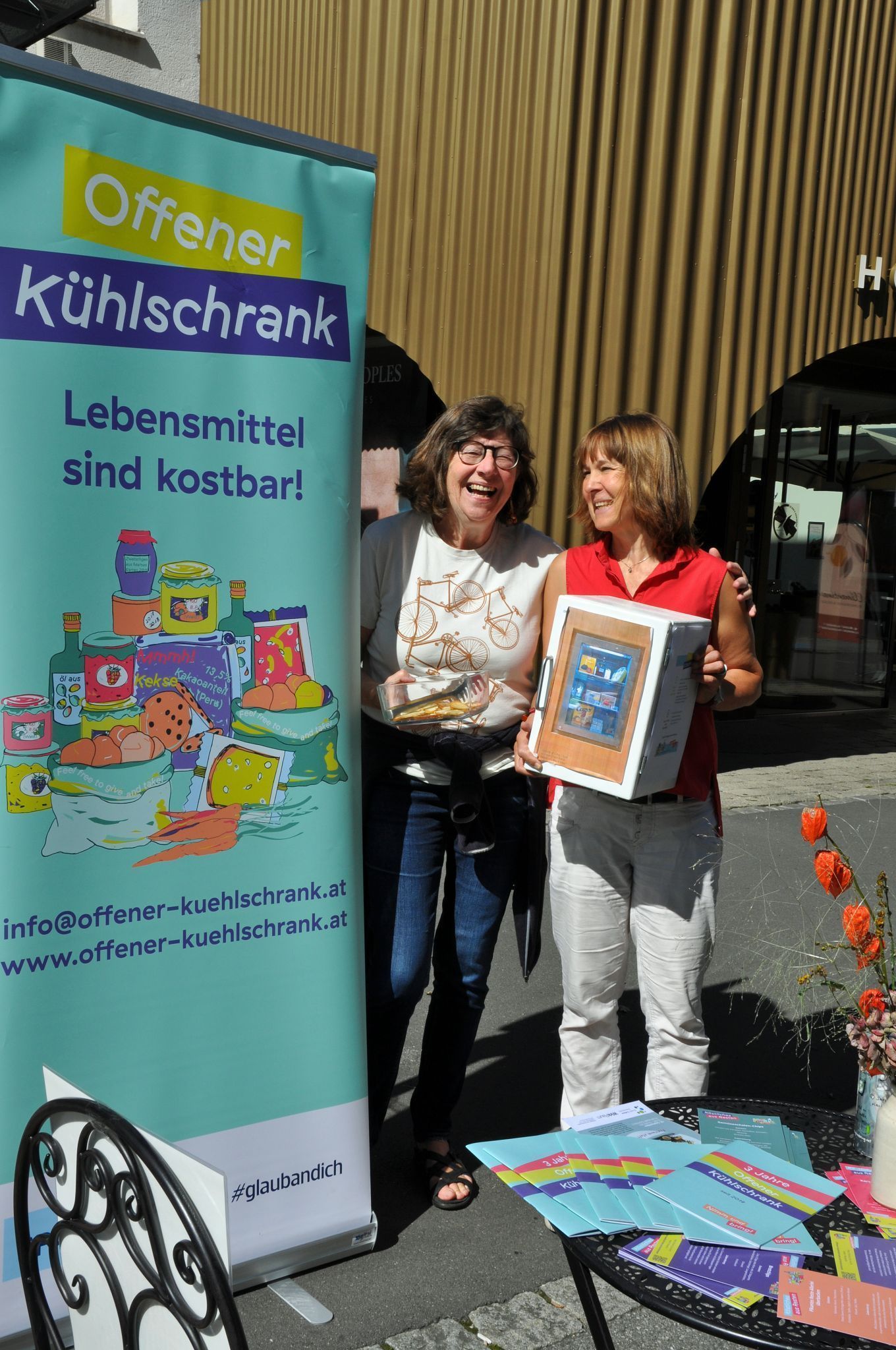 Das Team des Offenen Kühlschranks verteilte selbstgemachte Brotchips.