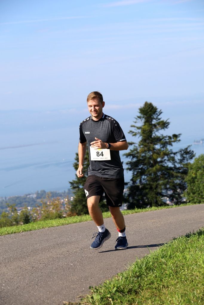 Dominik Schuh gutgelaunt auf dem Weg ins Ziel