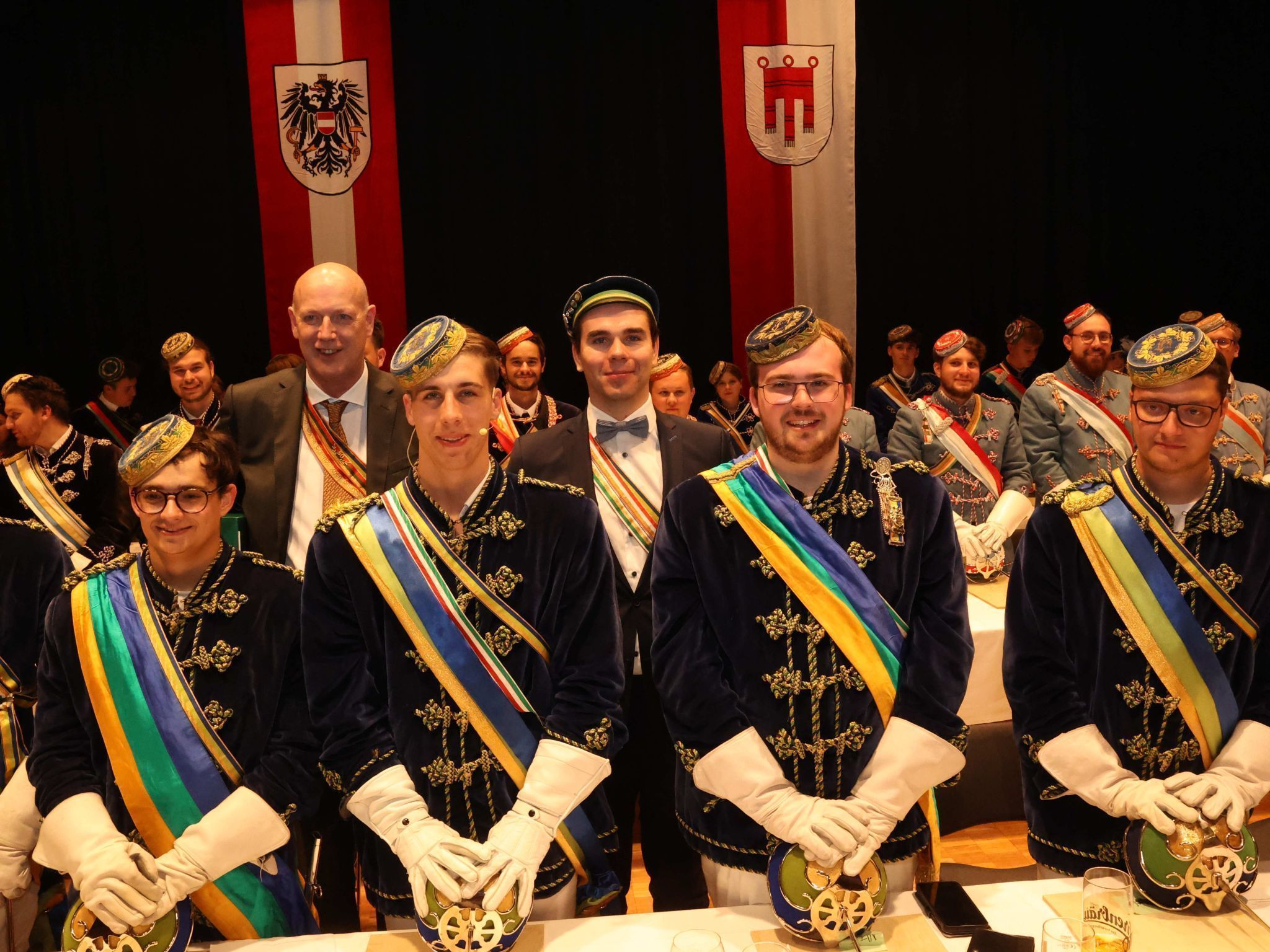 Vorne: Alexander Fenkart, Tobias Ender, Florian Gruber und Andre Stecher. Hinten: Festredner Ulrich Nachbaur und Florian van Dellen.