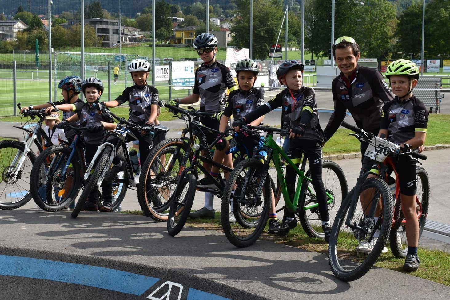 Dominik Schmidt, David Böhler, Emily Hofer, Linda Tessadri, Jonathan Hofer, Moritz Egger und Samy Tessadri mit Trainer Manuel Hofer