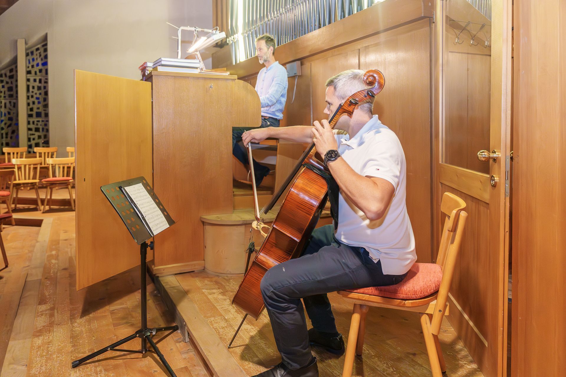 Christian Lebar (Orgel) und Thomas Schuler (Chello) führten durch die Welt der Orgeltechnik- und musik.