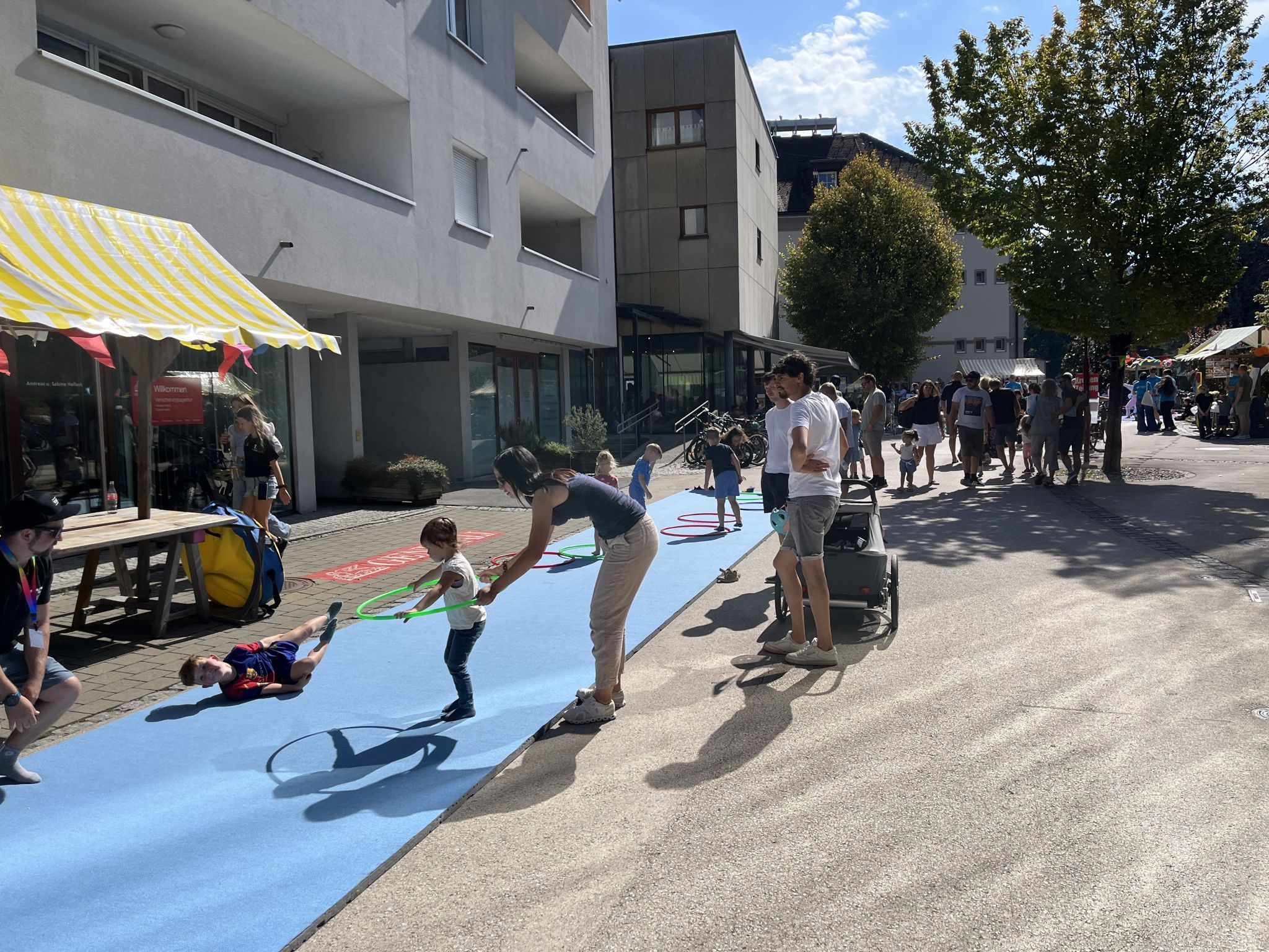 Der Turnverein hatte eine Matte mit dabei, auf denen sich die Kinder austoben konnten.