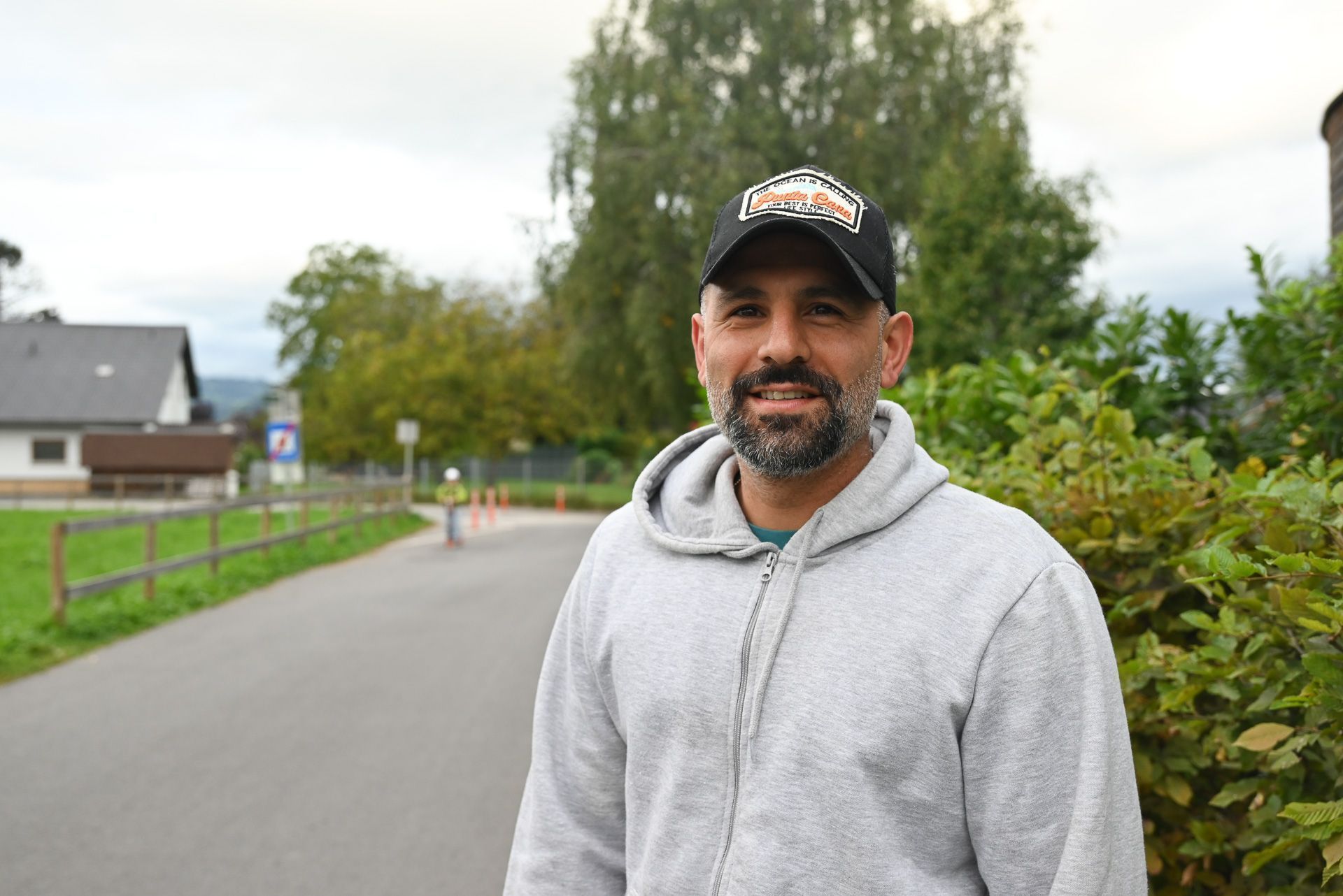 Serkan Yildiz bleibt nichts anderes übrig, als weiter weg zu parken und zu Fuß zur Schule zu gehen.