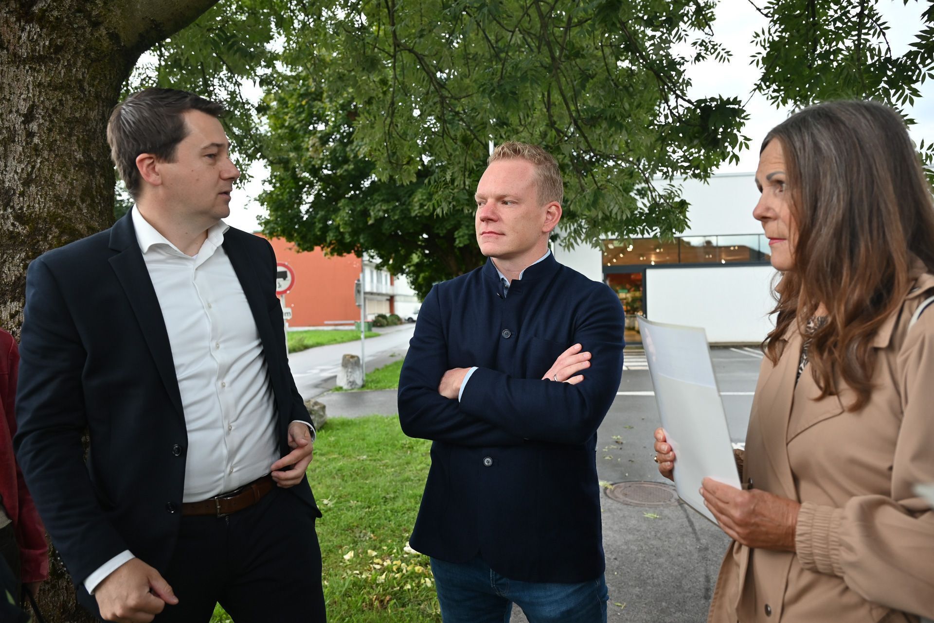 Patrick Wiedl und Christof Bitschi hörten den Anrainern zu.