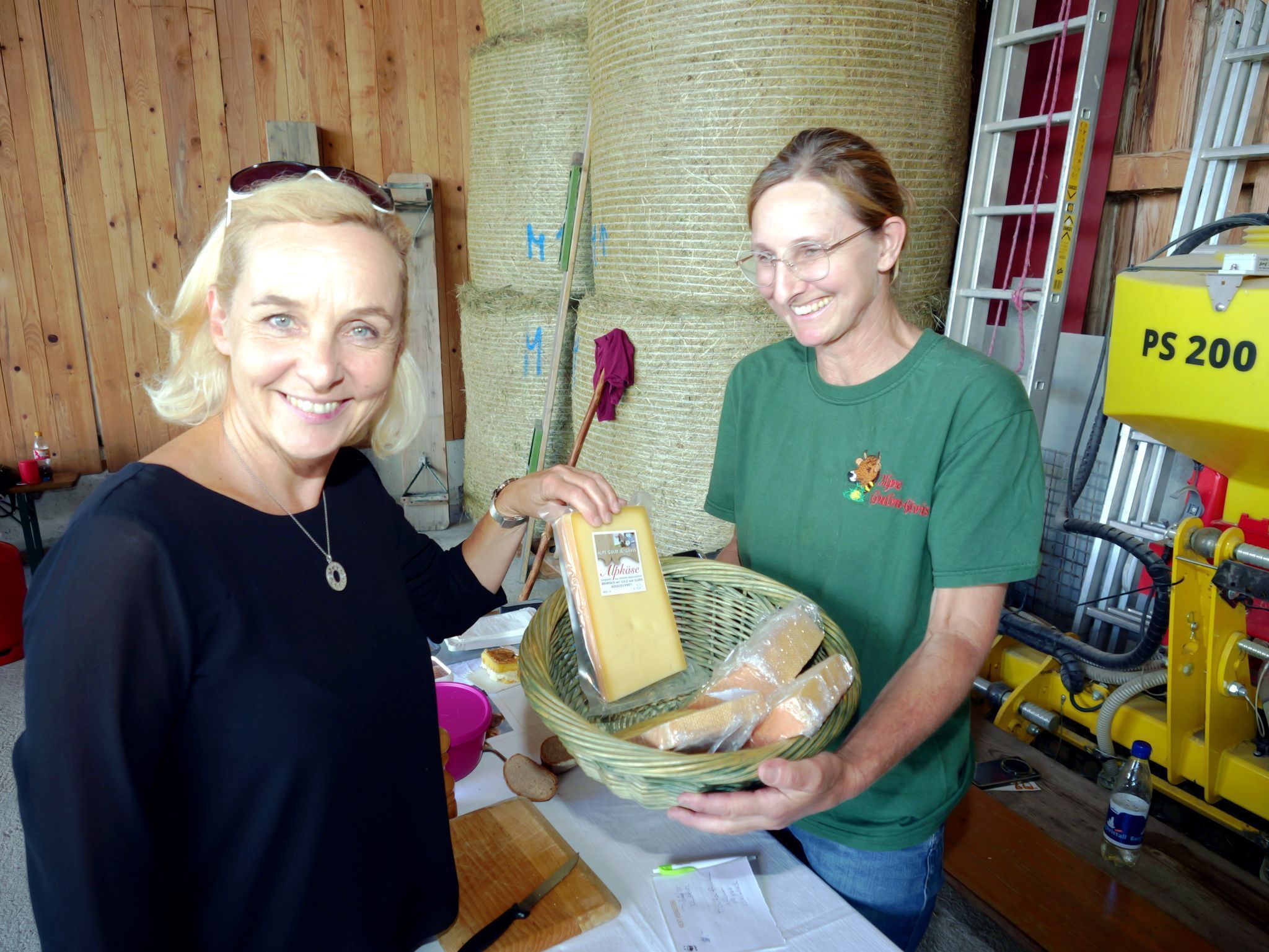Heike Montiperle und Christine Dobler feierten den Alpkäse.