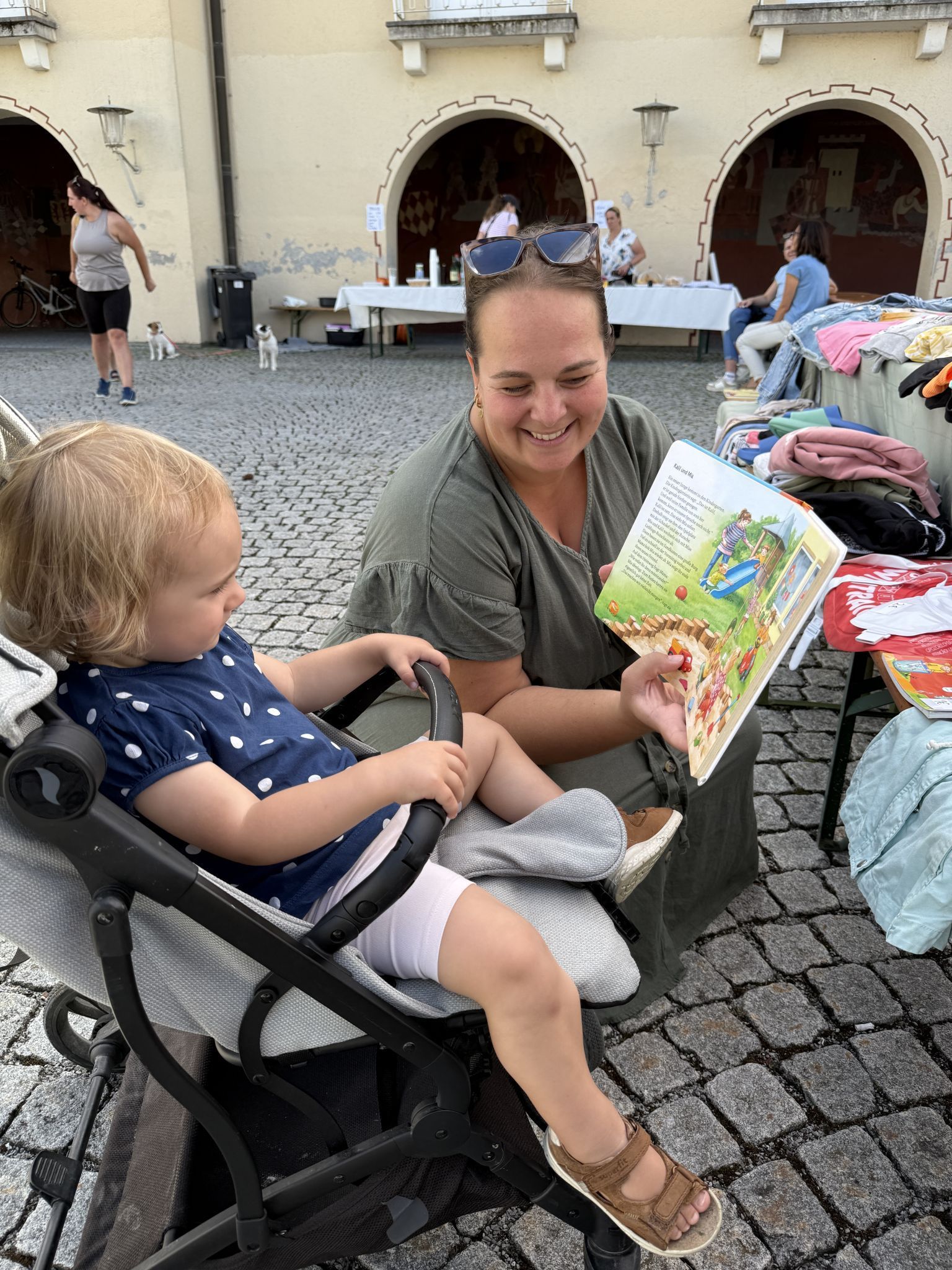 Mama Helena Bauditsch mit Tochter Ida beim Buch aussuchen