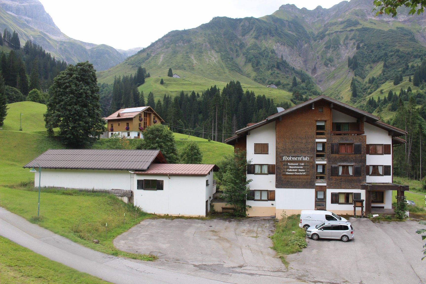 Das seit Jahren leerstehende Hotel Mohnenfluh wird abgerissen und macht Platz für das Zentralgebäude, ein Restaurant und den Dorfplatz.   