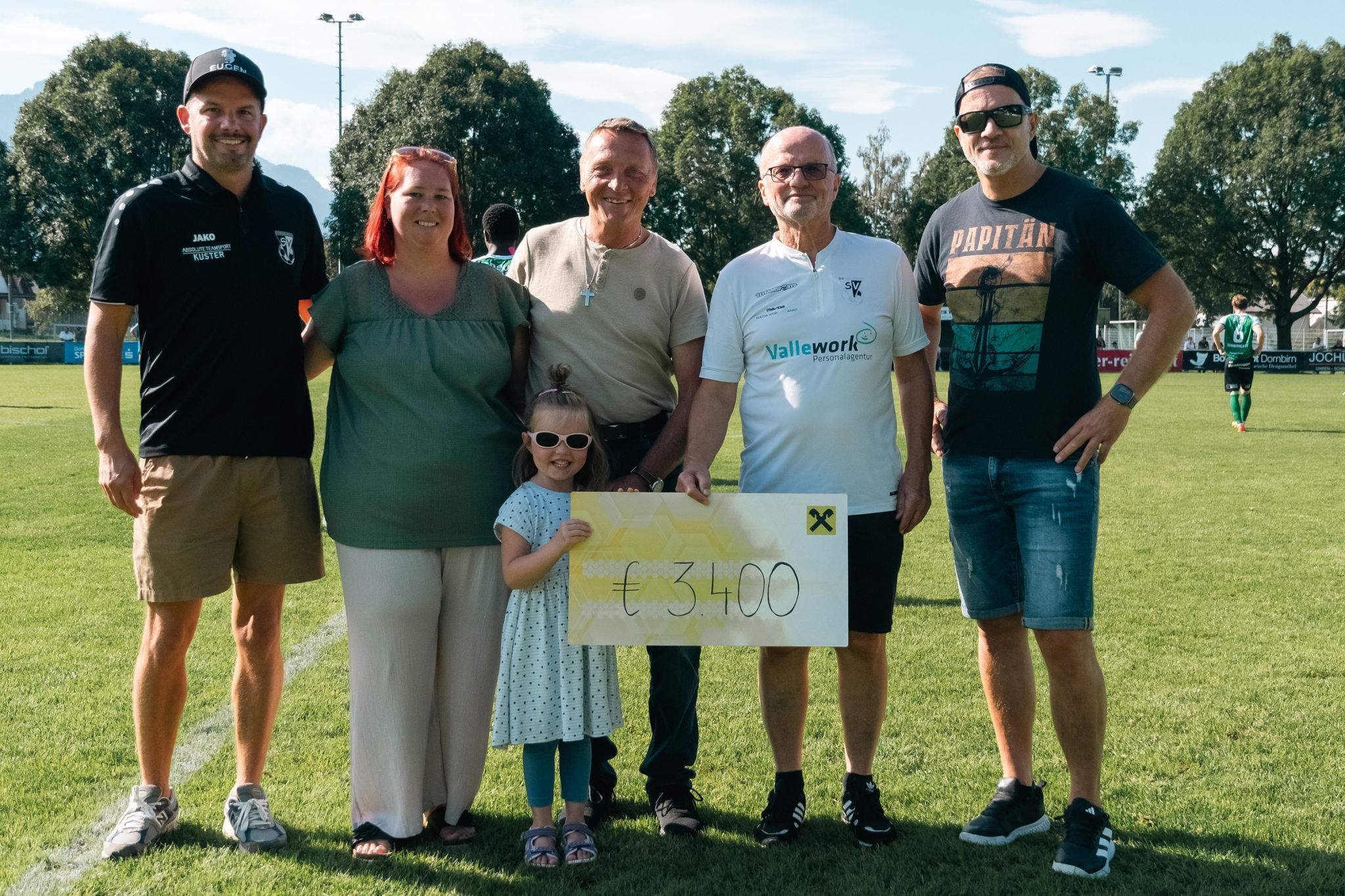 Stolz übergab der DSV-Vorstand den Spendenscheck an die Familie Kobald. 