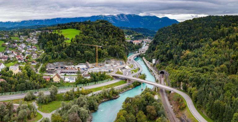 Knapp 100 Meter über die L190: Stadttunnel-Förderband nimmt Form an