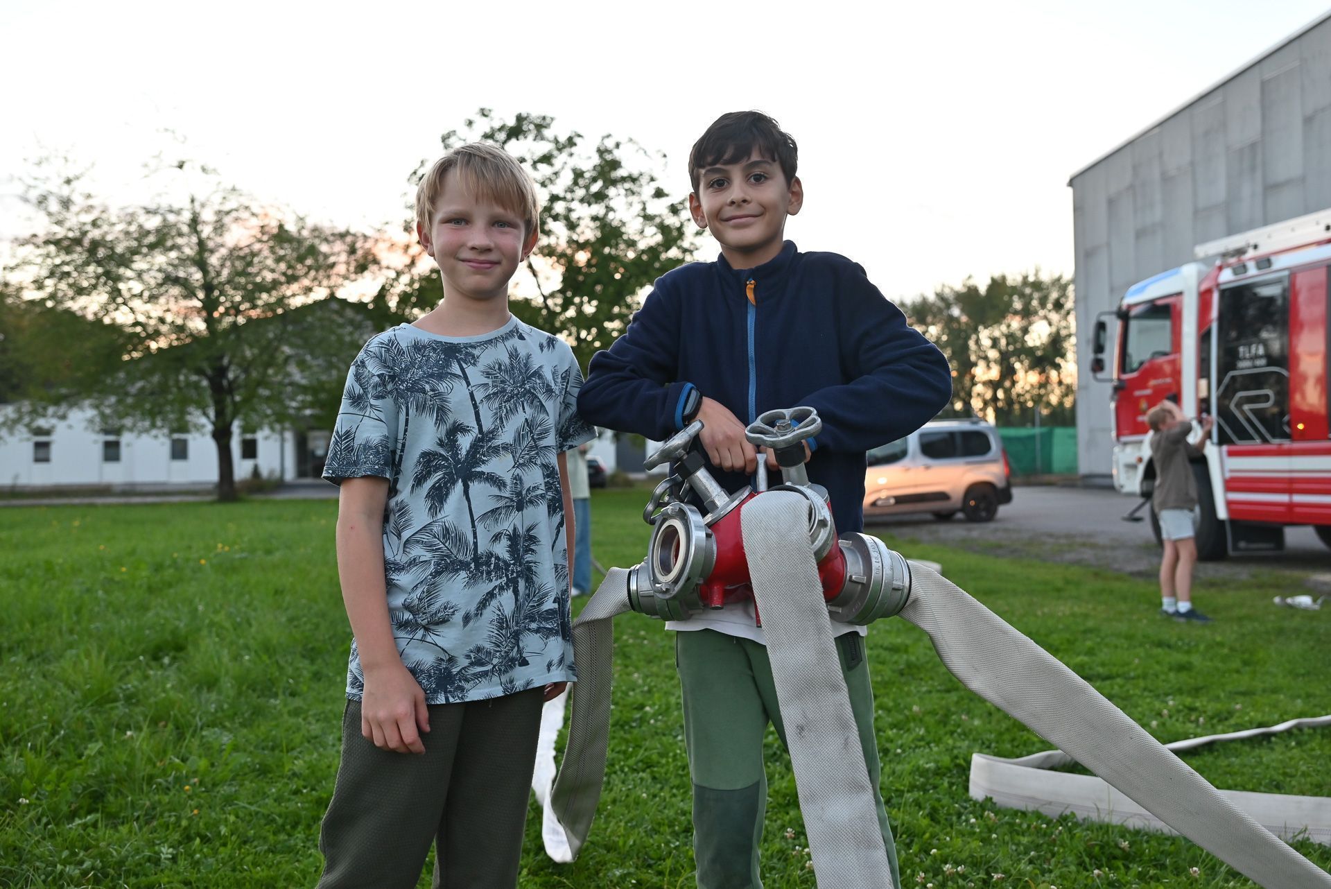 Lukas und Nasrullah durften im Zuge von school is out bei der Feuerwehrjugend einen Abend lang schnuppern.
