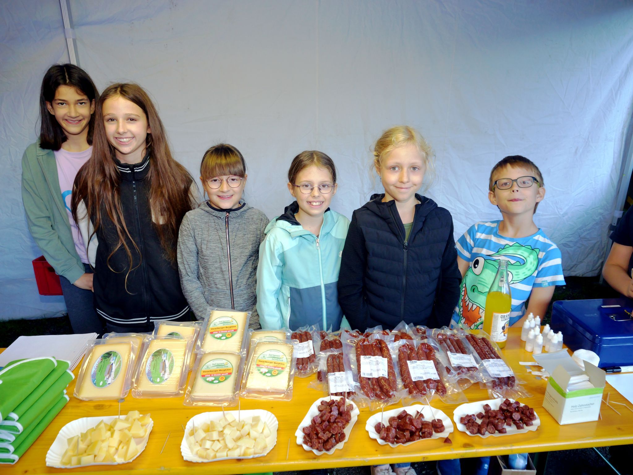 Melanie, Ida, Annika, Mathilda, Nena und Max boten regionale Köstlichkeiten an.