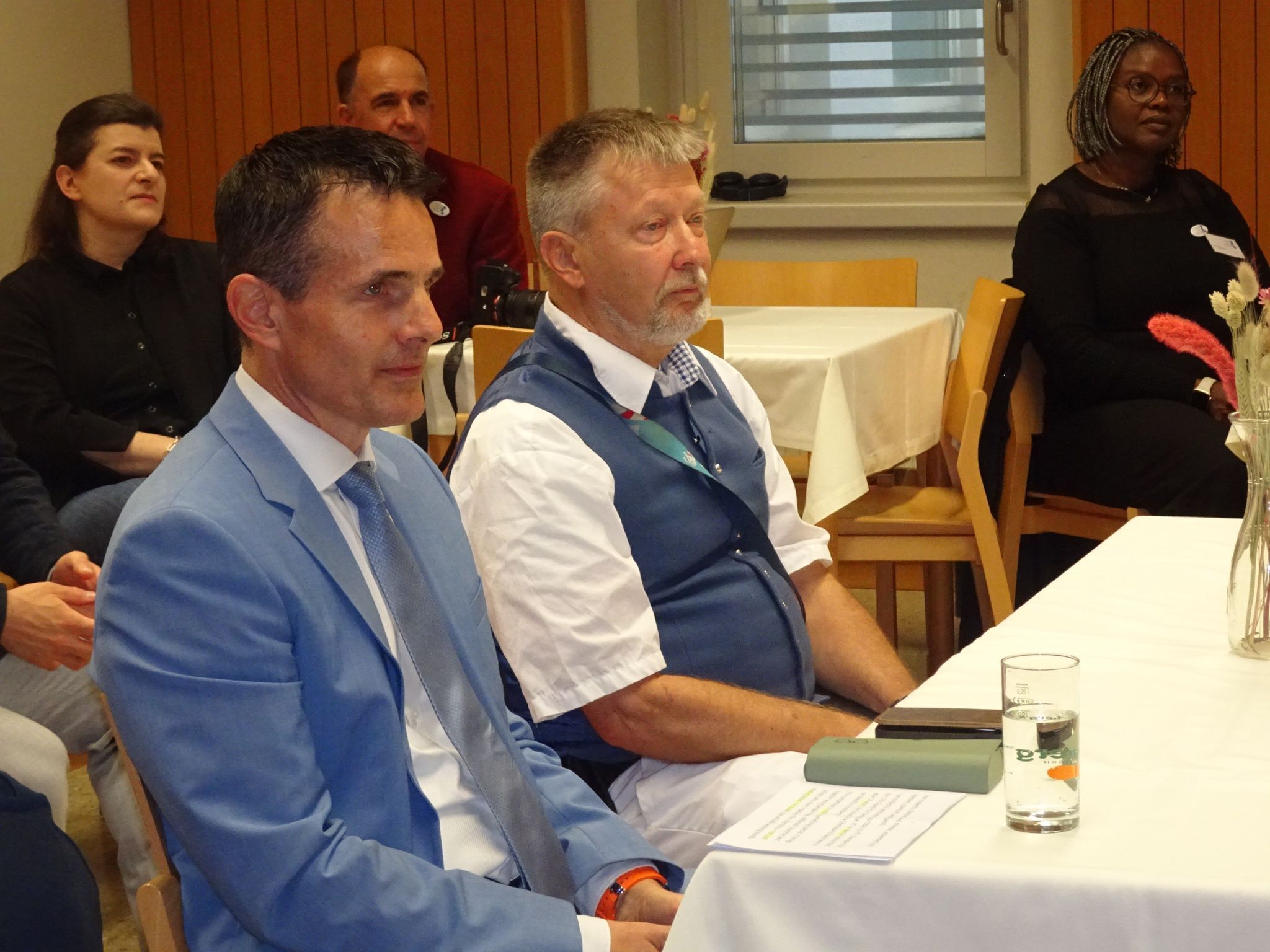 Bildungsdirektor Heiko Richter und Hans-Thomas Schacht lauschten den Eröffnungsworten des Direktors. 