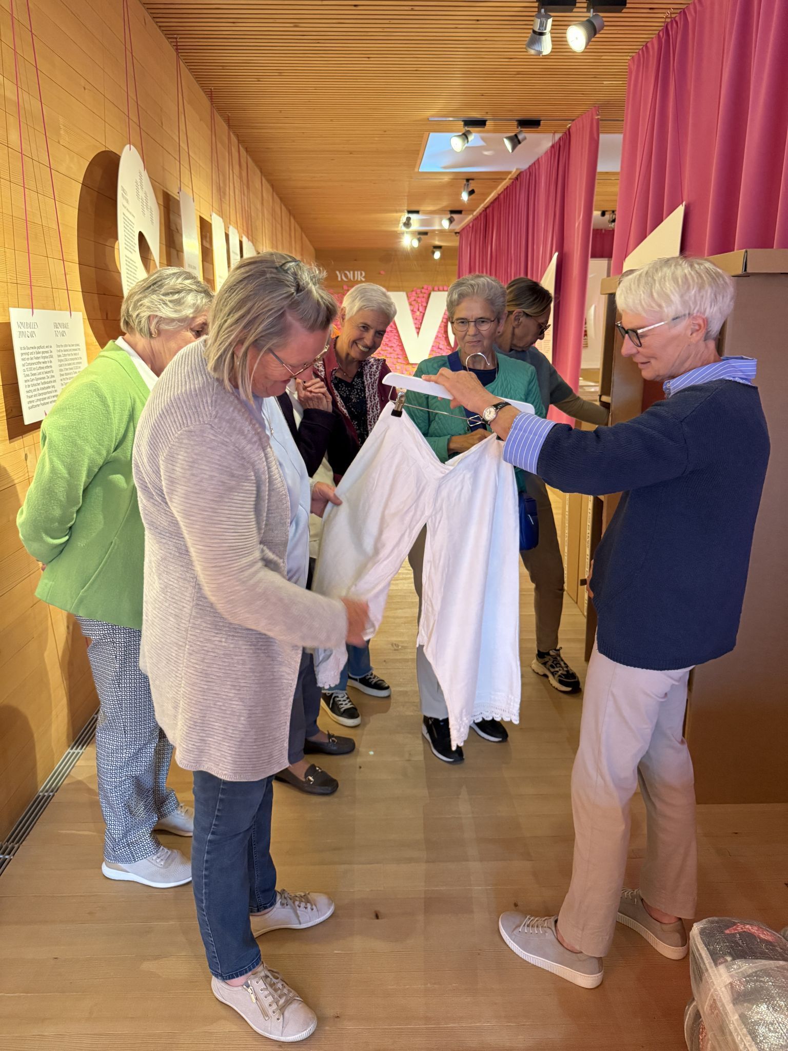 Conny Fröis mit Annelies Mätzler beim Begutachten einer Unterwäsche von 