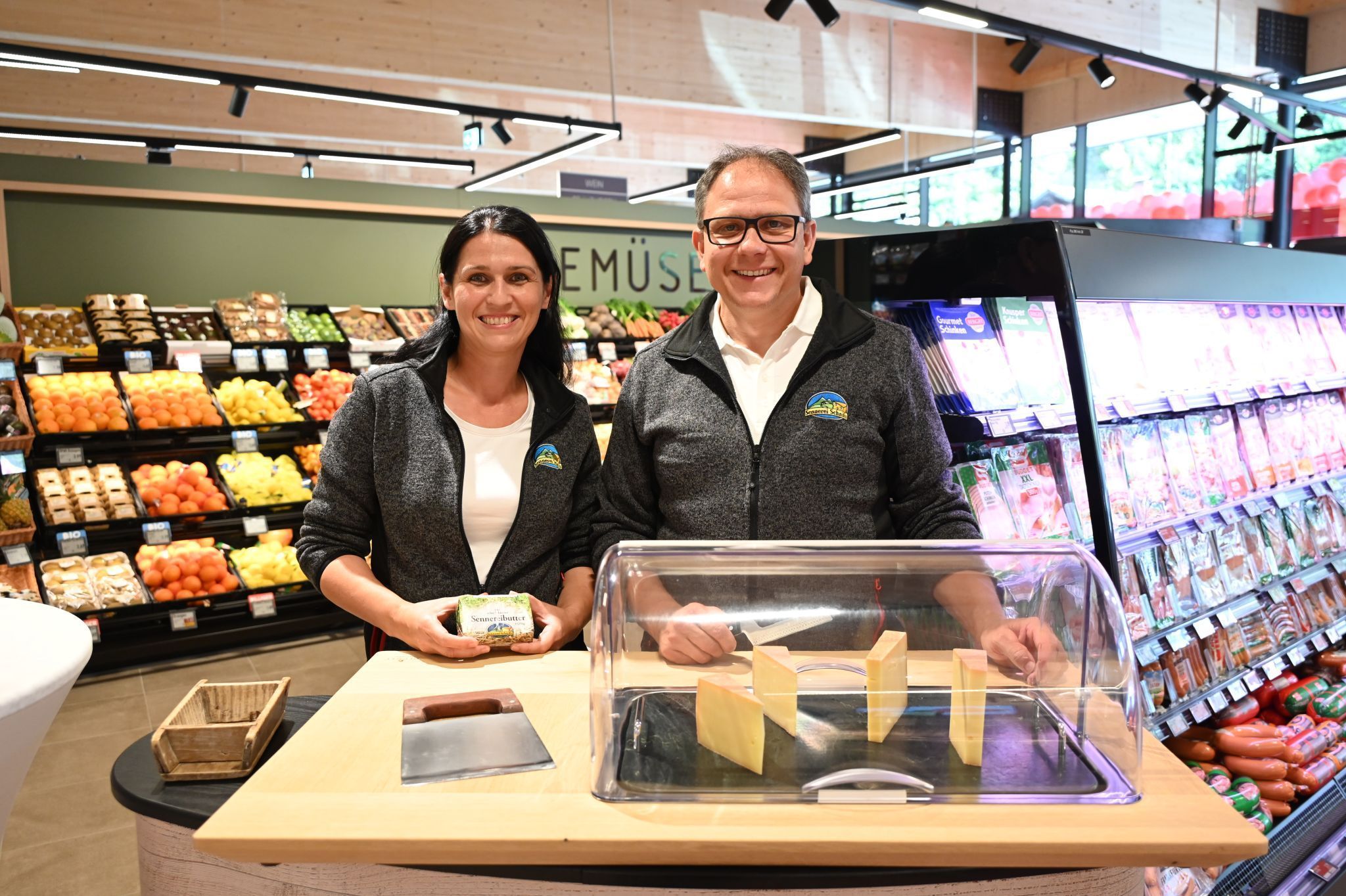 Petra Frick und Markus Hartmann präsentierten Käse und Butter der Sennerei Schnifis.