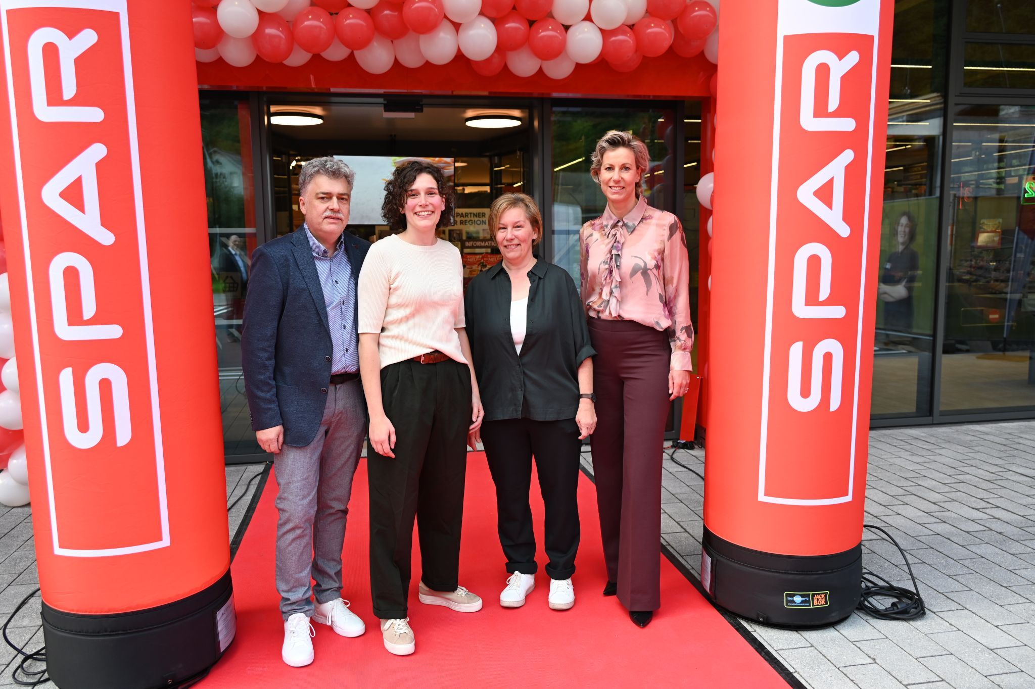 Christof Leu, Patricia Leu, Renate Leu mit Geschäftsführerin Spar Vorarlberg Carina Pollmann.
