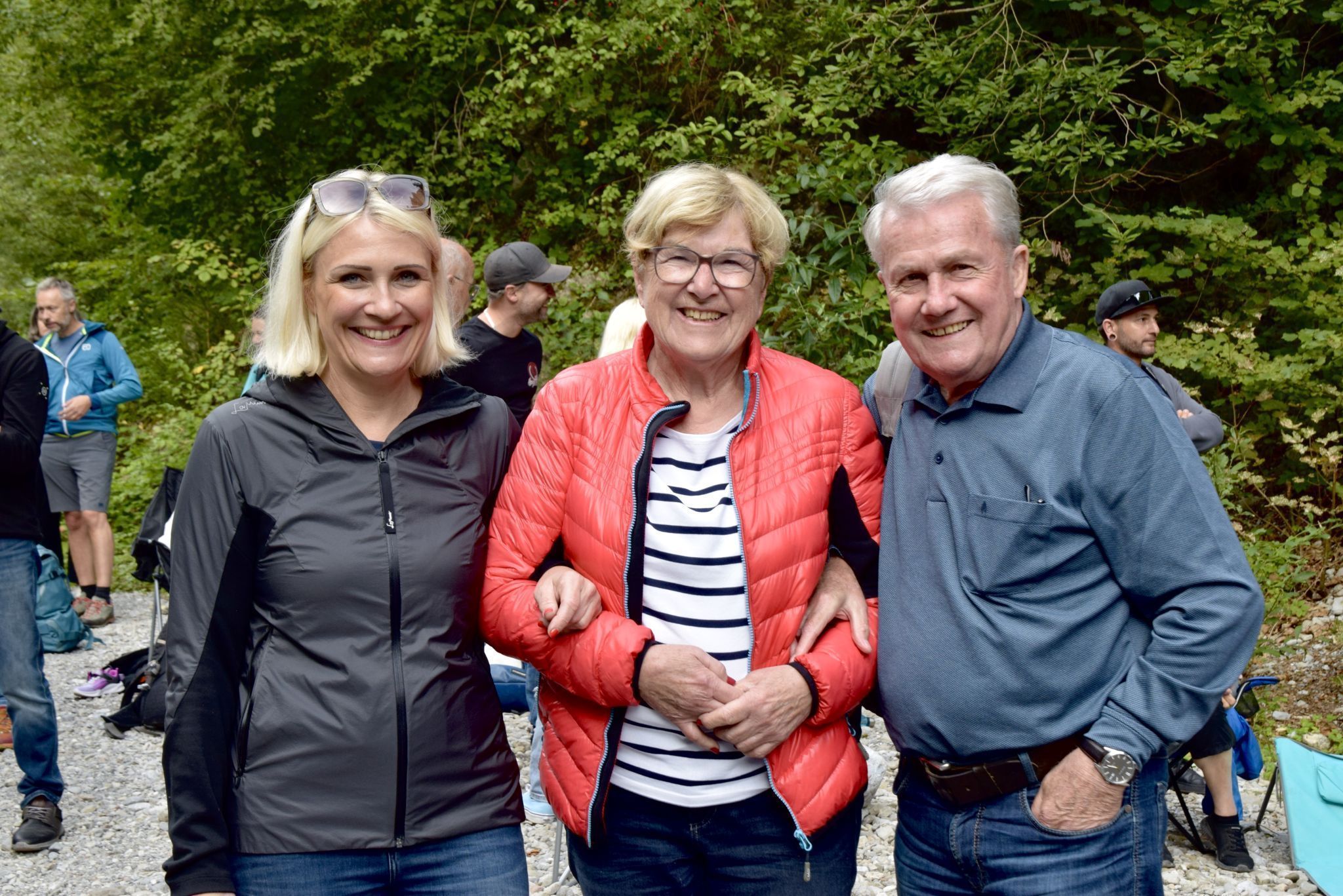 Christine Ludescher, die Gattin des künstlerischen Tal-schafft-Kultur-Leiters Thomas Ludescher mit Edith und Siegbert Wehinger.