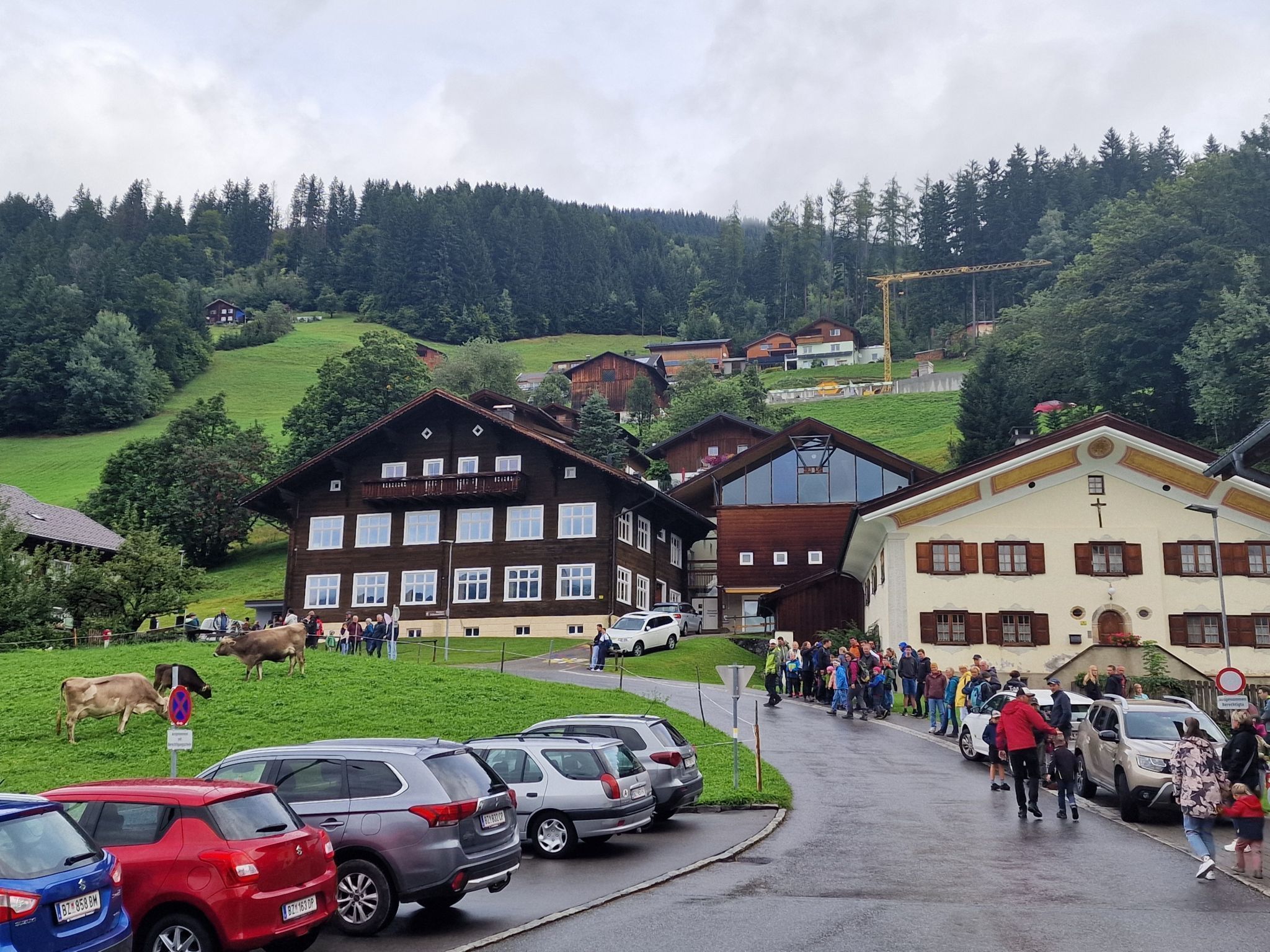 Alpabtrieb von der Alpe Latons ist ein freudiges Fest für das ganze Dorf. (Bildergalerie)