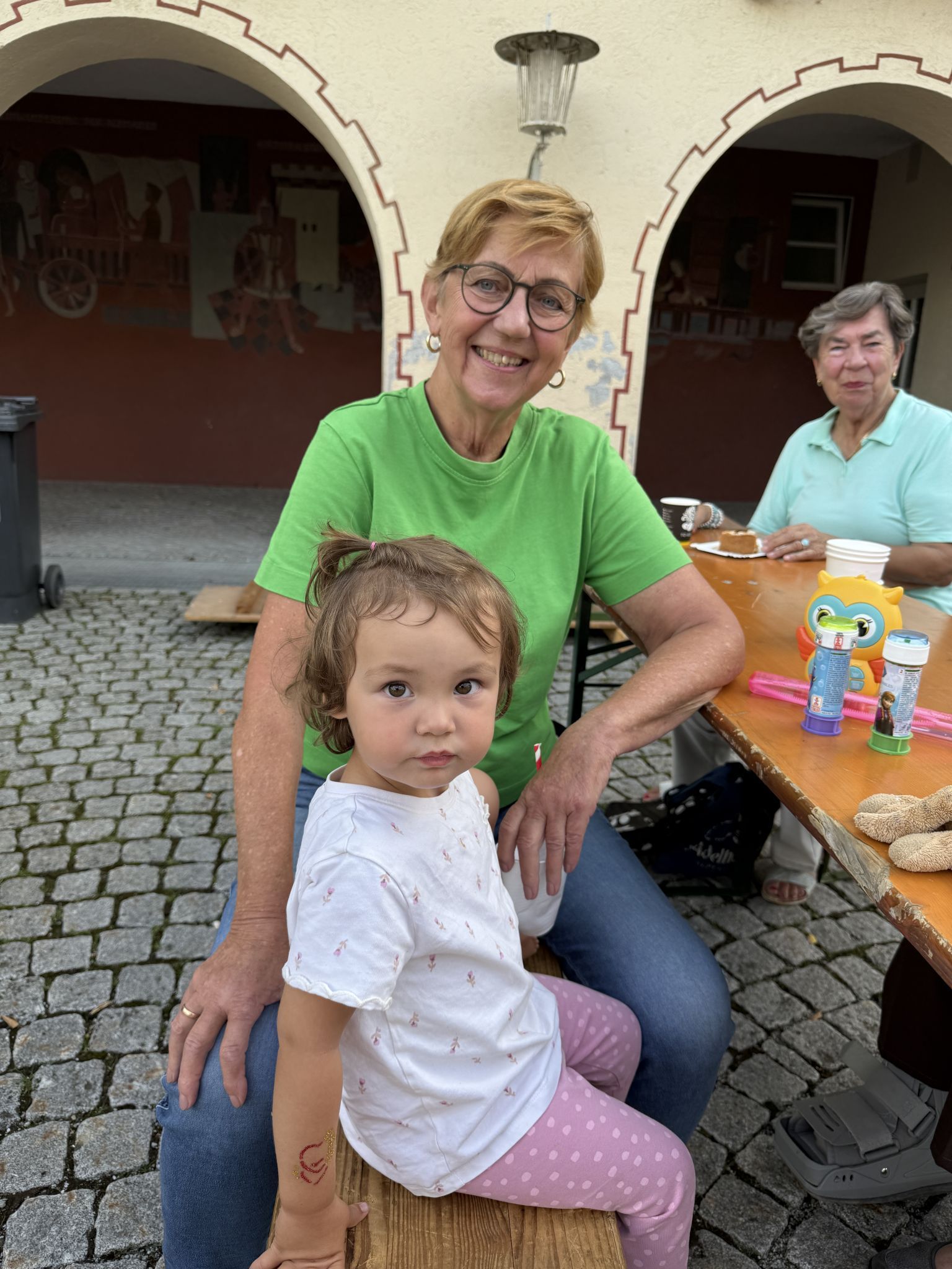 Oma Hedi Flatz mit Enkelin Lore Flatz