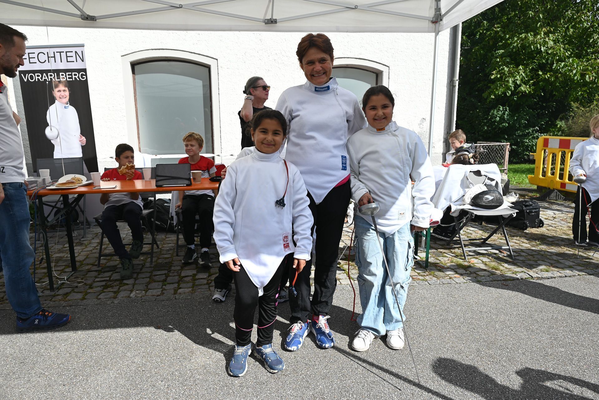 Dieses Jahr waren erstmals die Fechter auf dem Spielefest vertreten. Dementsprechend interessiert waren die vielen kleinen Besucher an dieser Sportart.