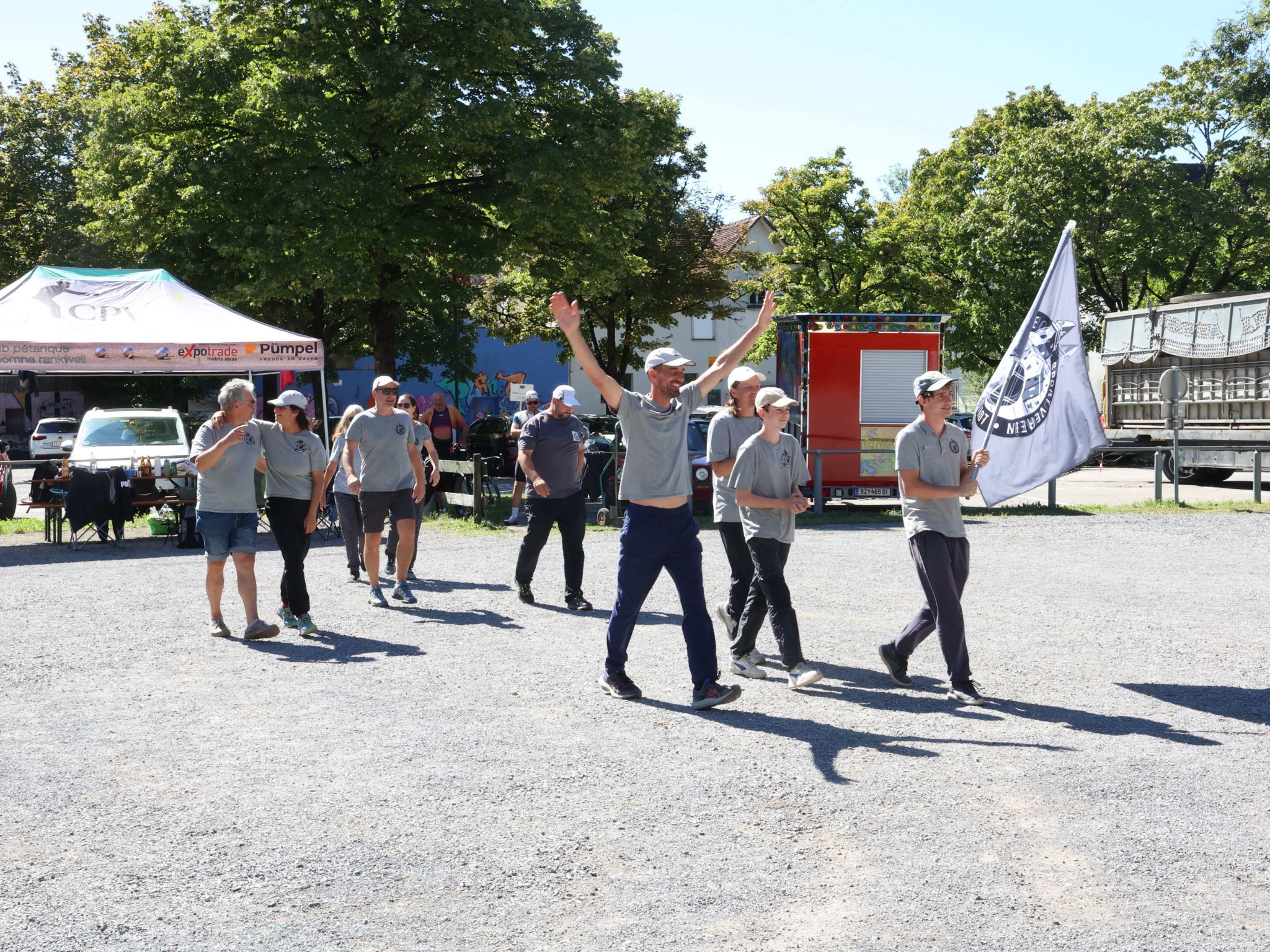 Triumphzug der Sieger zur Pokalübergabe.