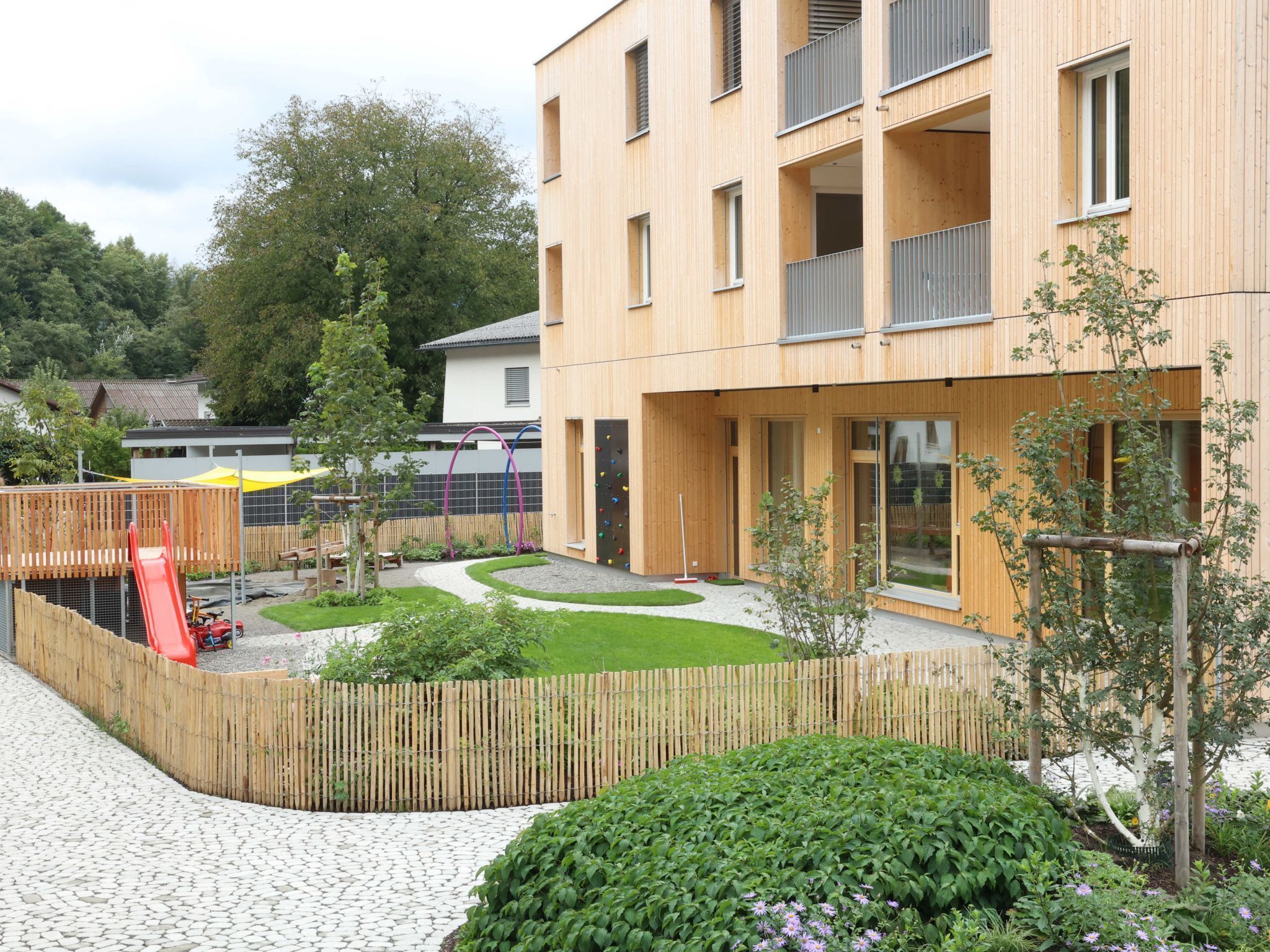 Ein Teil des Grün- und Spielbereichs für Kleinkinderbetreuung und Kindergarten.