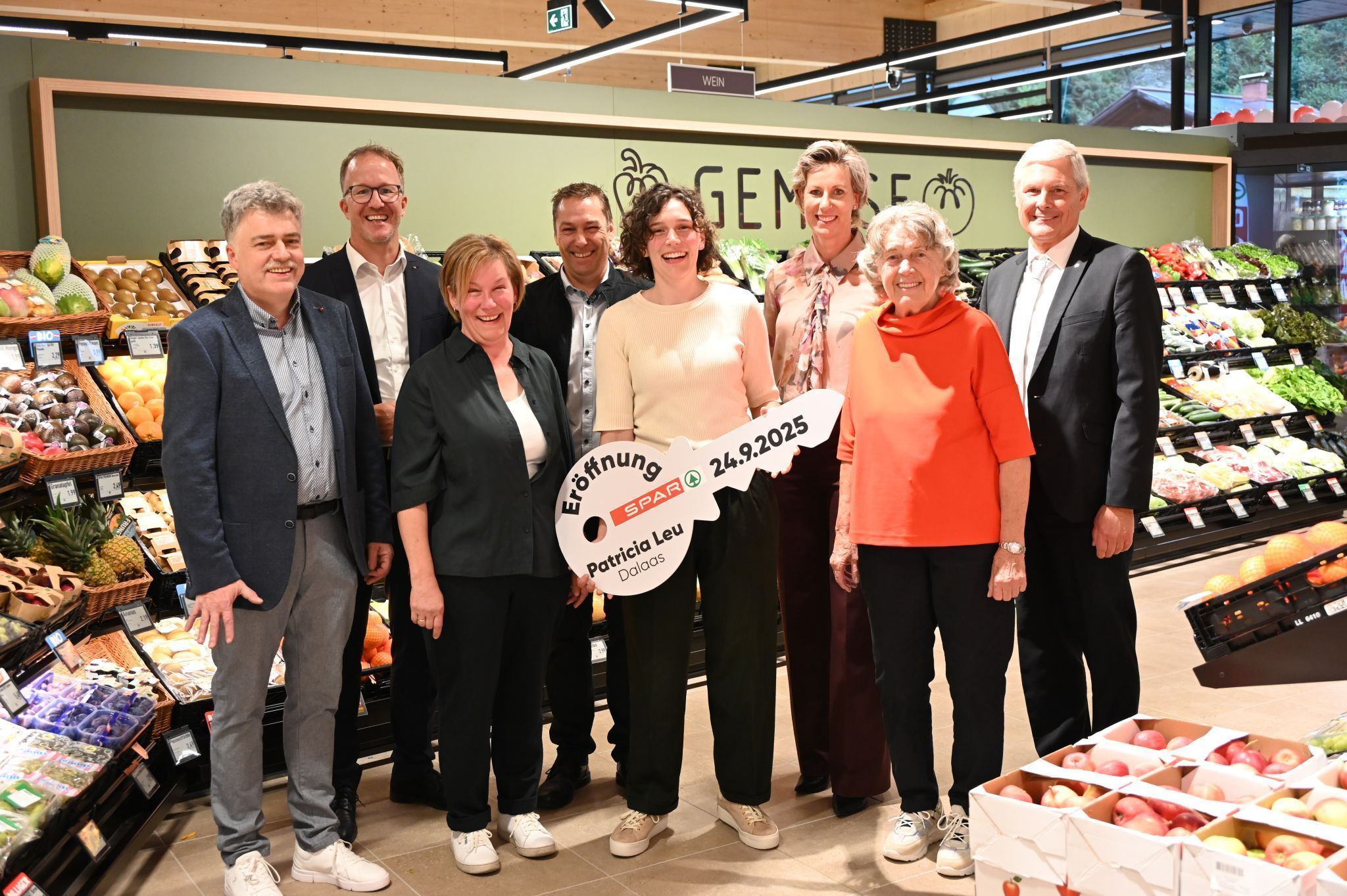Patricia Leu (Bildmitte) übernimmt den neu errichtete Spar-Next in Dalaas.