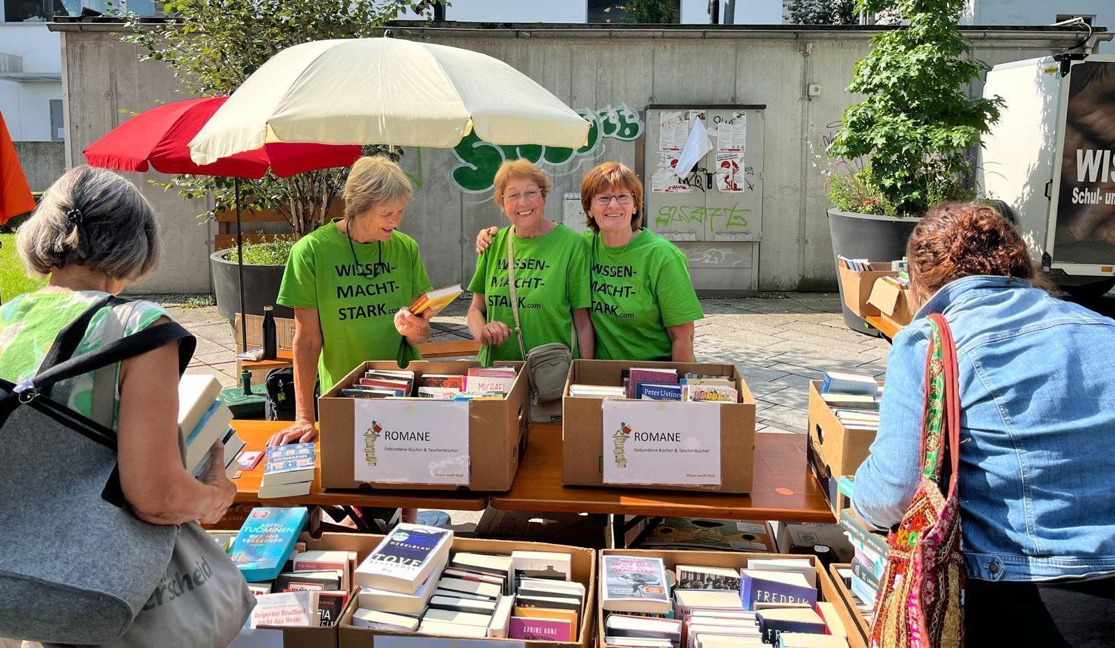 Auf die Besucher wartet eine große Auswahl an Büchern und Spielen für alle Altersgruppen.