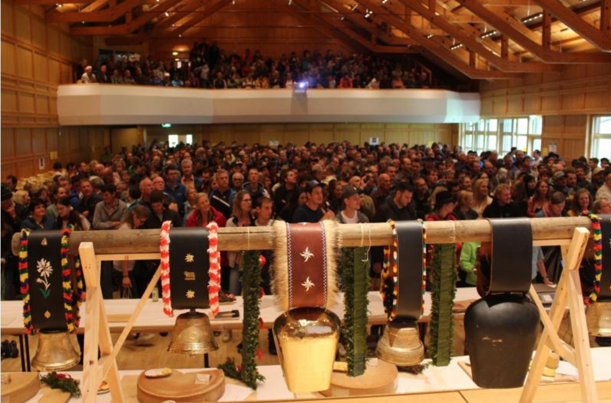 Im Mittelpunkt der Traditionsveranstaltung stehen bei der 32. Käseprämierung die „Objekte der Begierde“, die Glocken für die Senner des Jahres.   